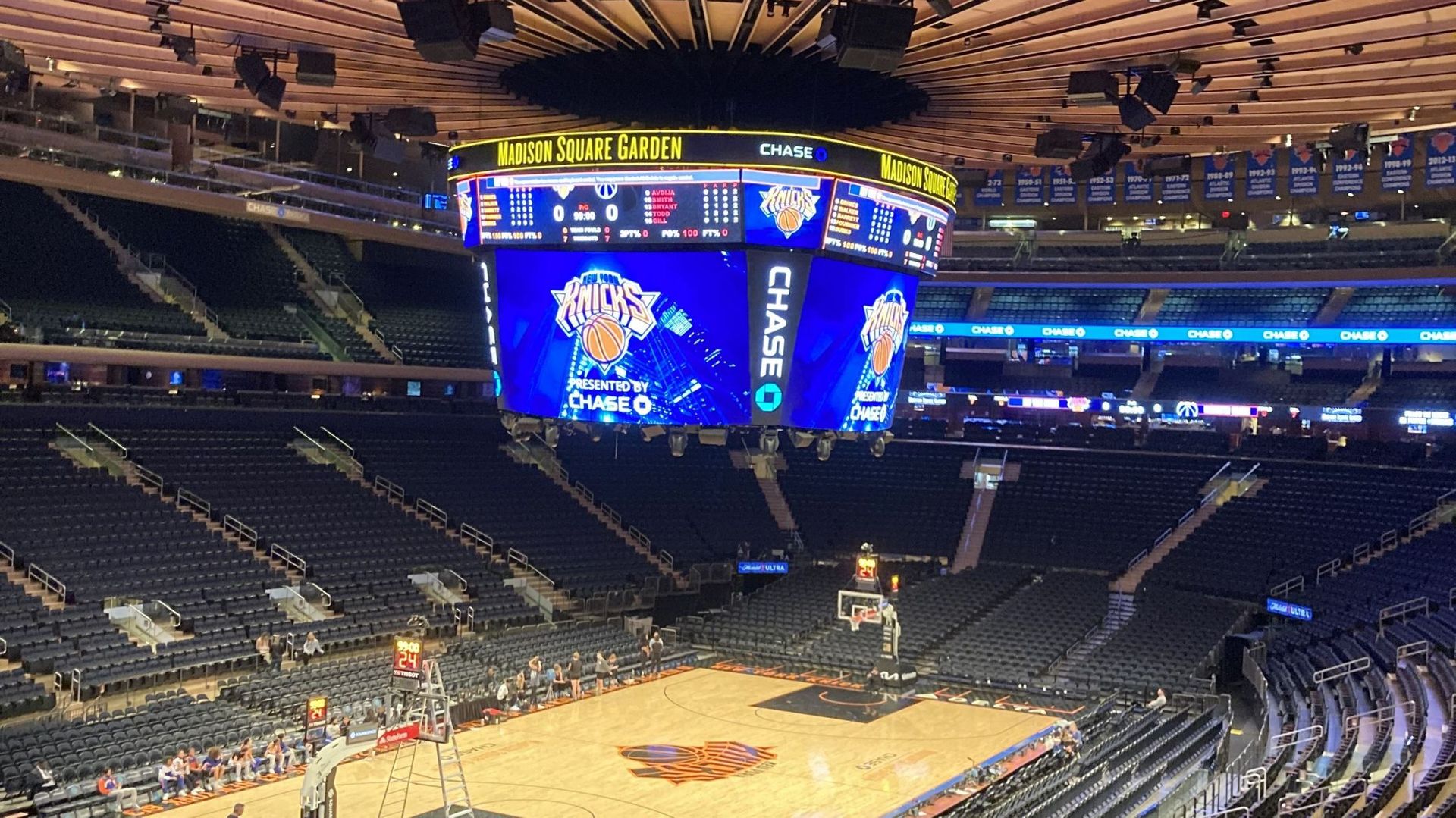 La salle du Madison Square Garden qui s'apprête à recevoir un match des Knicks, équipe de basketball new-yorkaise. 