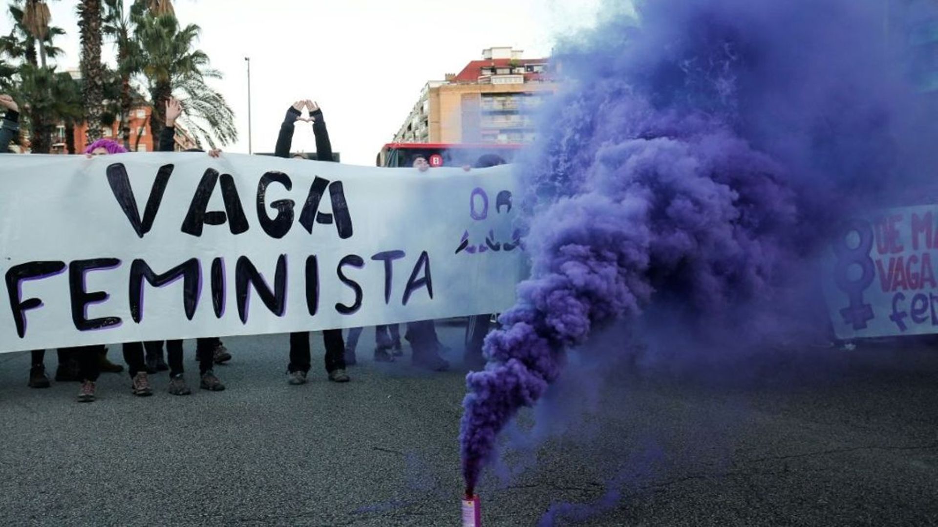 Photo d'archive - une grande rue de Barcelone bloquée par une manifestation féministe le 8 mars 2019 à l'occasion de la Journée des droits des femmes 