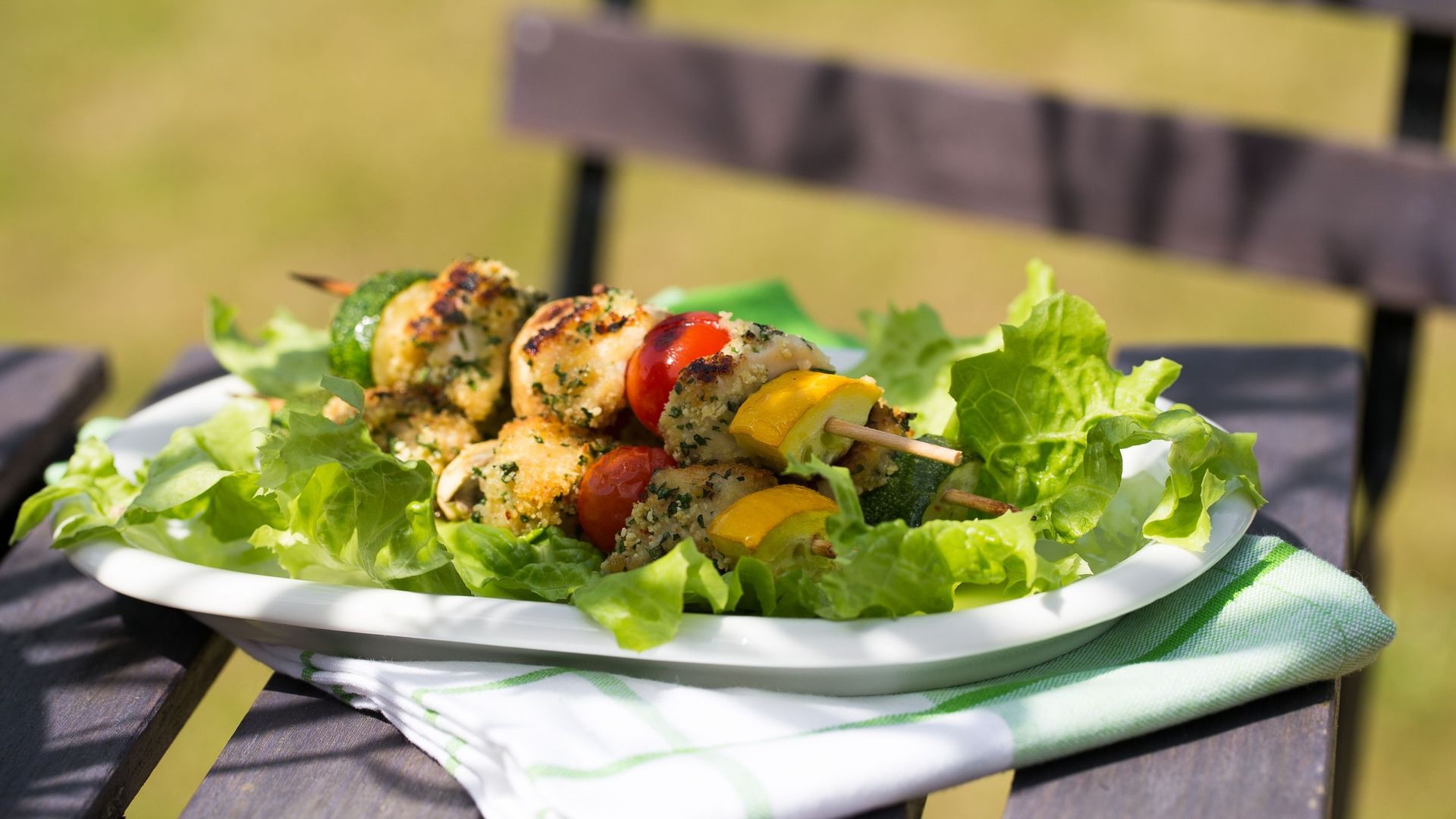 Brochettes de poulet satay et légumes grillés