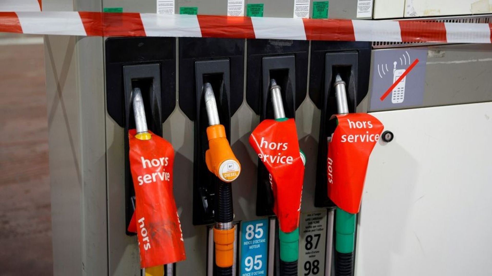 Des pompes hors service dans une station-service pendant une pénurie de carburants, le 17 octobre 2022 à Paris.