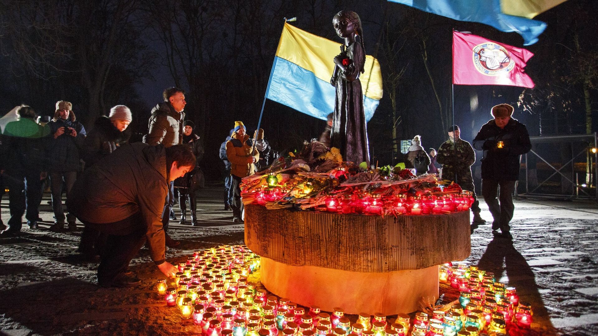 Des Ukrainiens déposent des fleurs au mémorial Holodomor, à Kiev (26 novembre 2016).