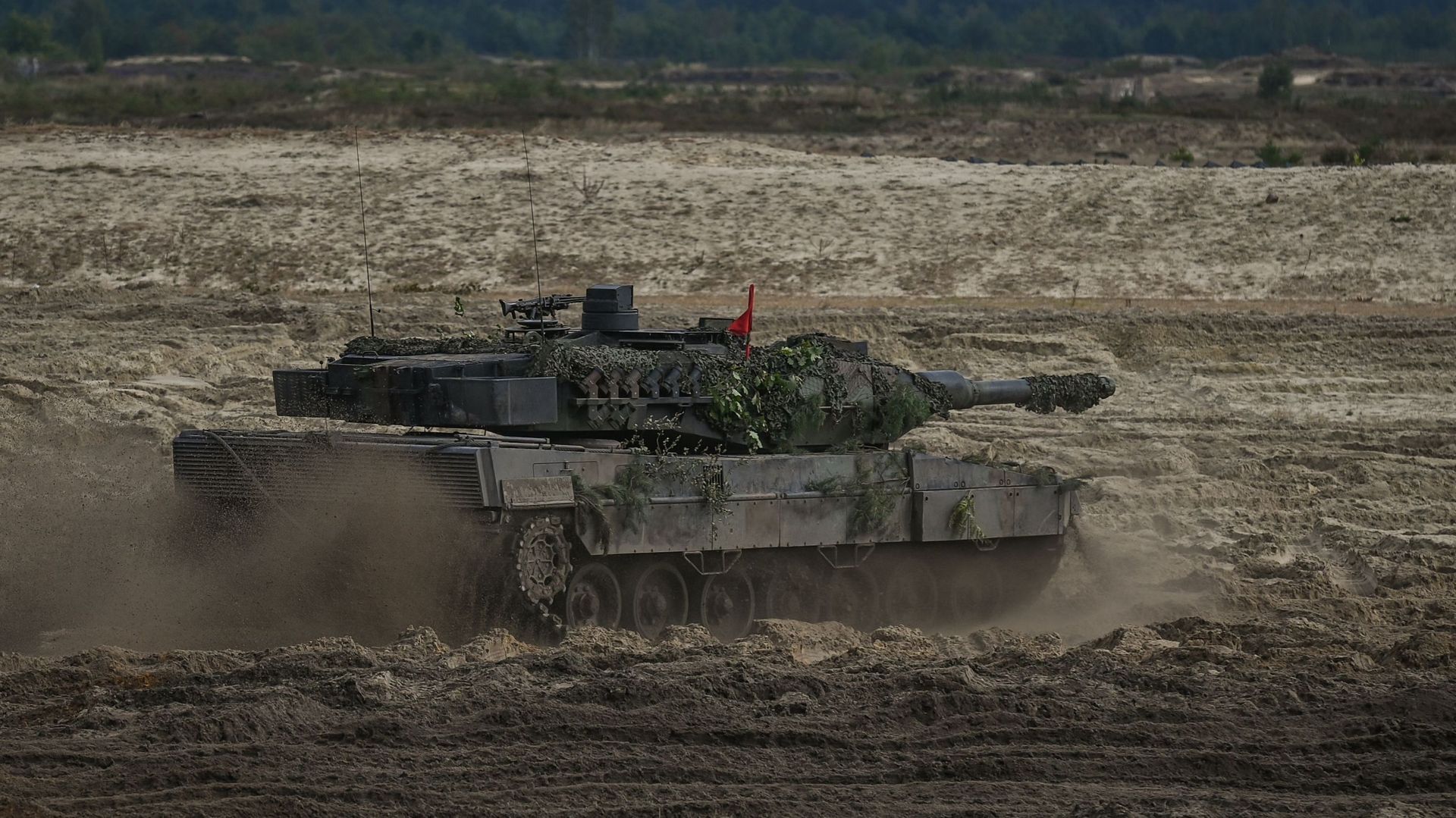 Le char allemand Leopard utilisé par l'armée polonaise est vu sur le terrain d'entraînement de Nowa Deba, le 21 septembre 2022, à Nowa Deba, dans la voïvodie de Subcarpathie, en Pologne.