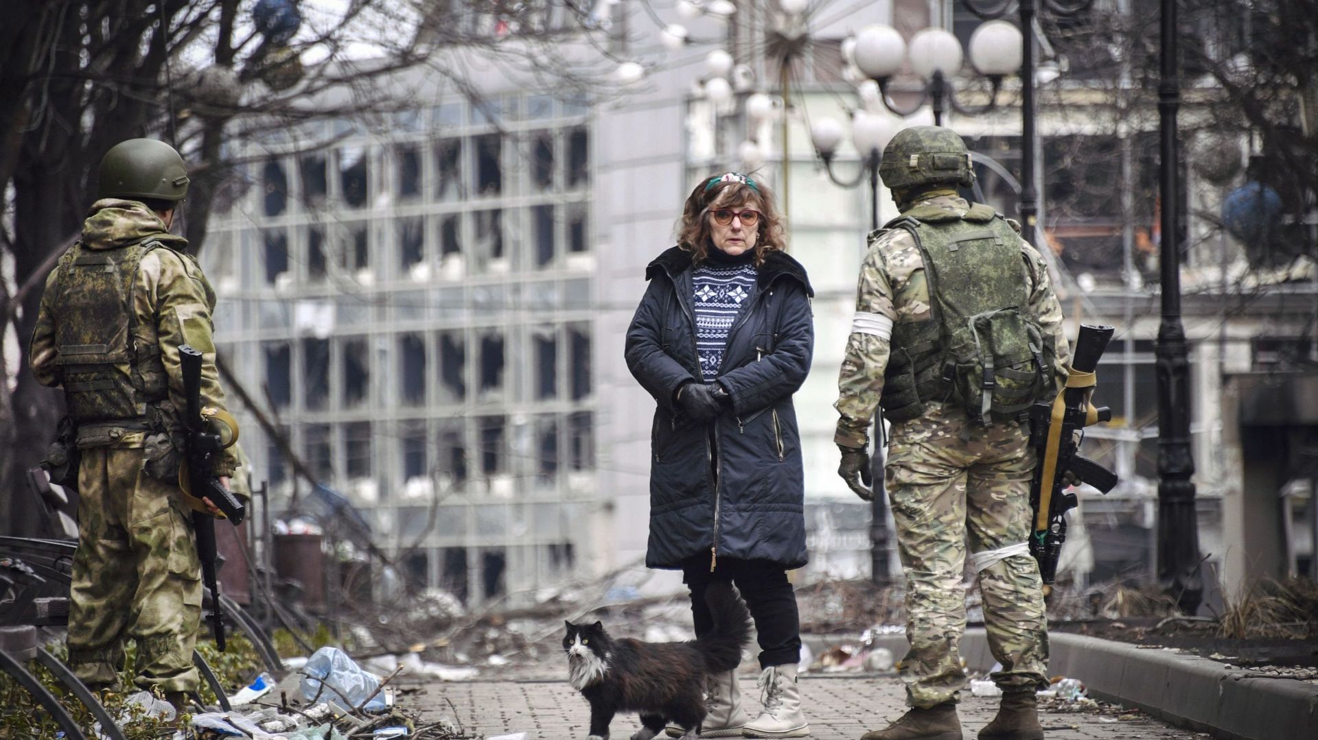 Femme discutant avec des soldats russes à Marioupol, le 12 avril 2022 (illustration)