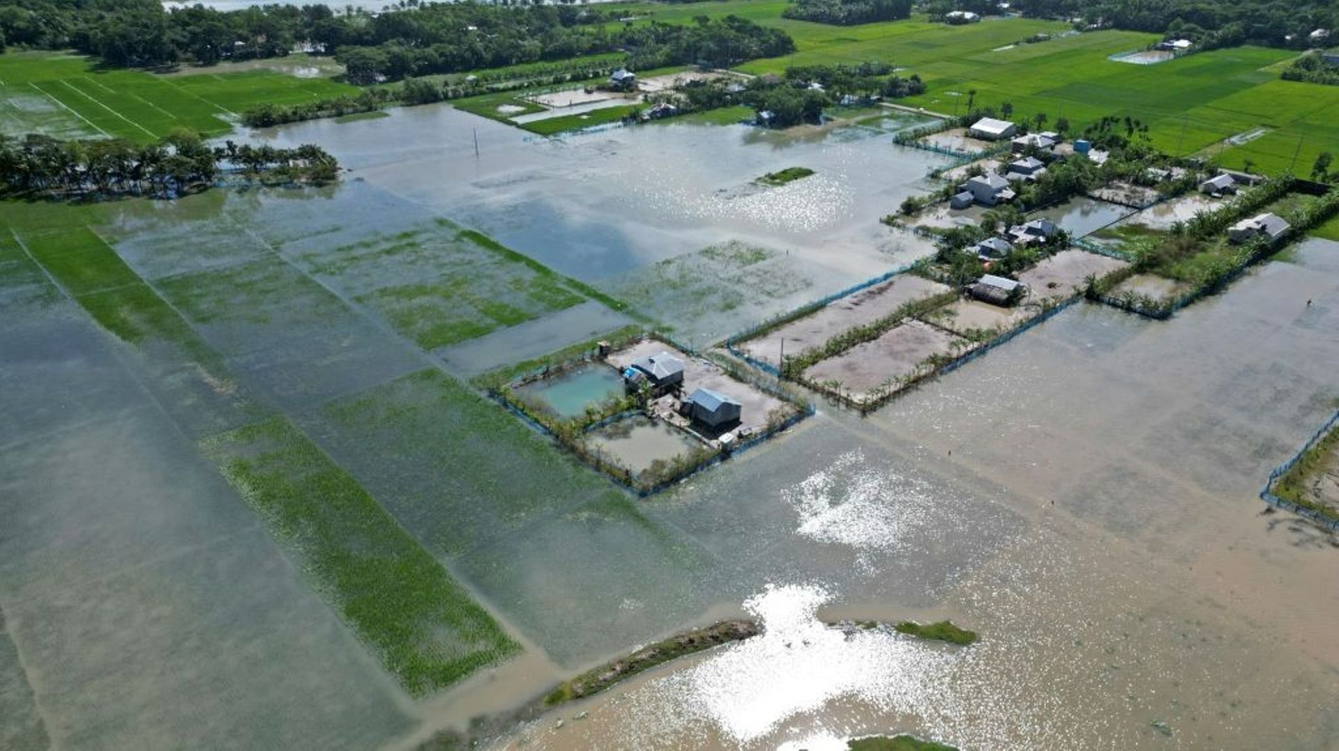 Vue aérienne de champs et de maisons sous l’eau après des pluies violentes, le 25 octobre 2022 à Kalapara, au Bangladesh.