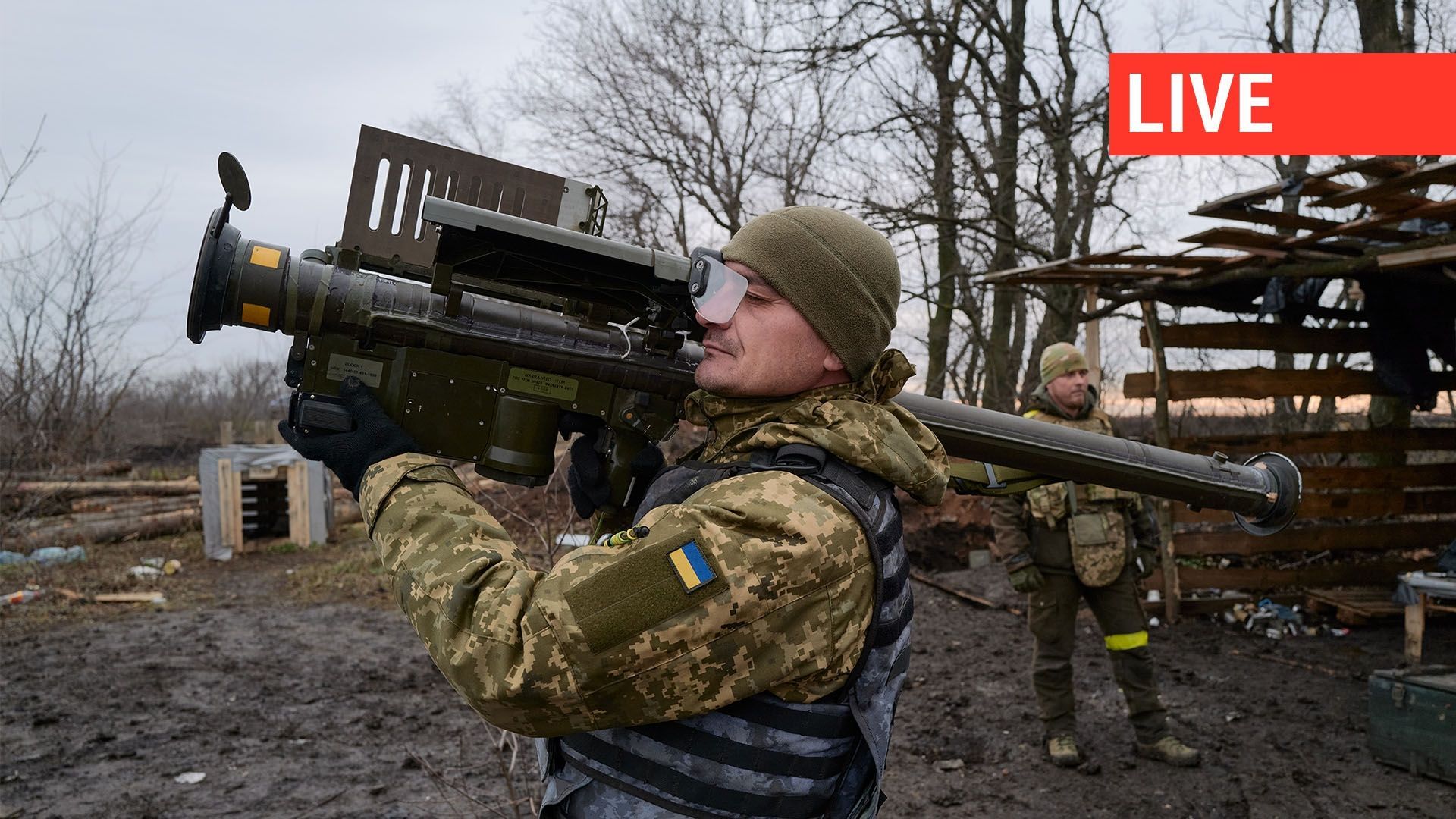 Des soldats ukrainiens sont en attente d’un MANPAD (système portatif de défense aérienne) Stinger de fabrication américaine sur la ligne de front, le 29 décembre 2022 à Bakhmut, en Ukraine. Les forces armées ukrainiennes utilisent ce missile sol-air pour