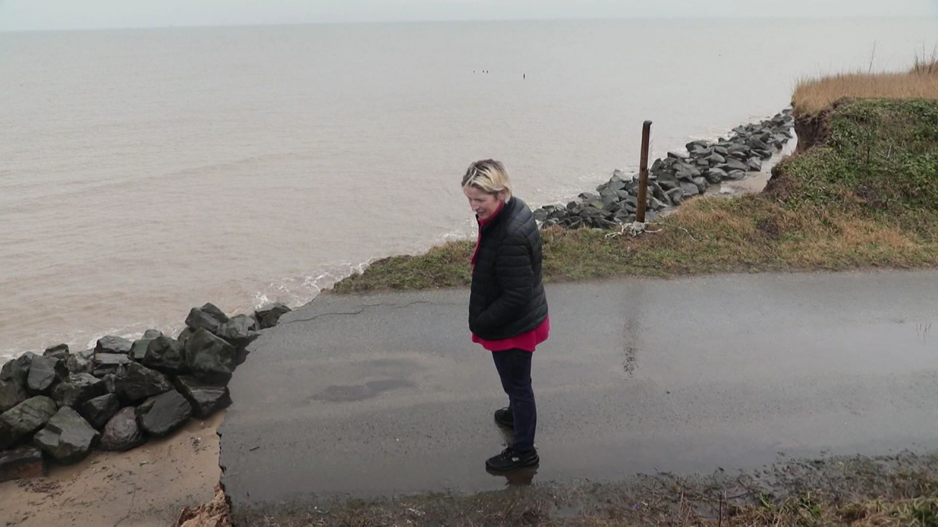 Nicola Bayless constate les dégâts. La route s’est fait engloutir par la marée.