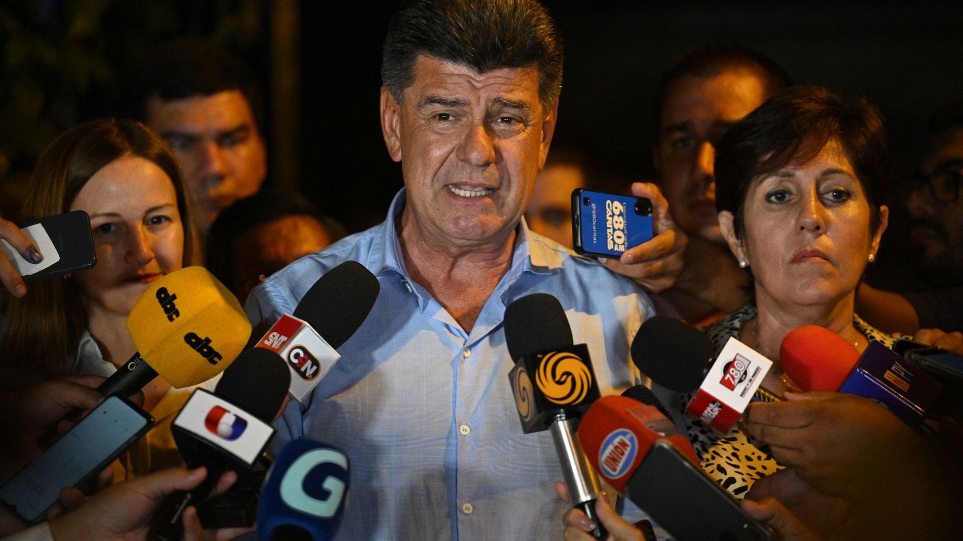Le candidat présidentiel paraguayen de la Coalition pour un nouveau Paraguay, Efrain Alegre, s’adresse aux médias après avoir perdu l’élection présidentielle dans sa maison d’Asuncion, le 30 avril 2023.