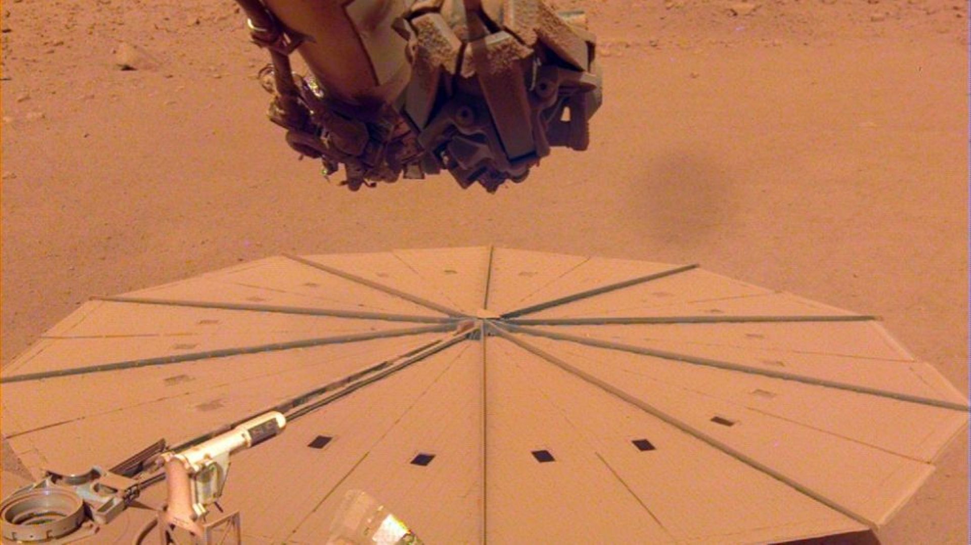 Photo de la Nasa de l'un des deux panneaux solaires de la sonde InSight sur Mars, recouvert de poussière martienne, le 24 avril 2022