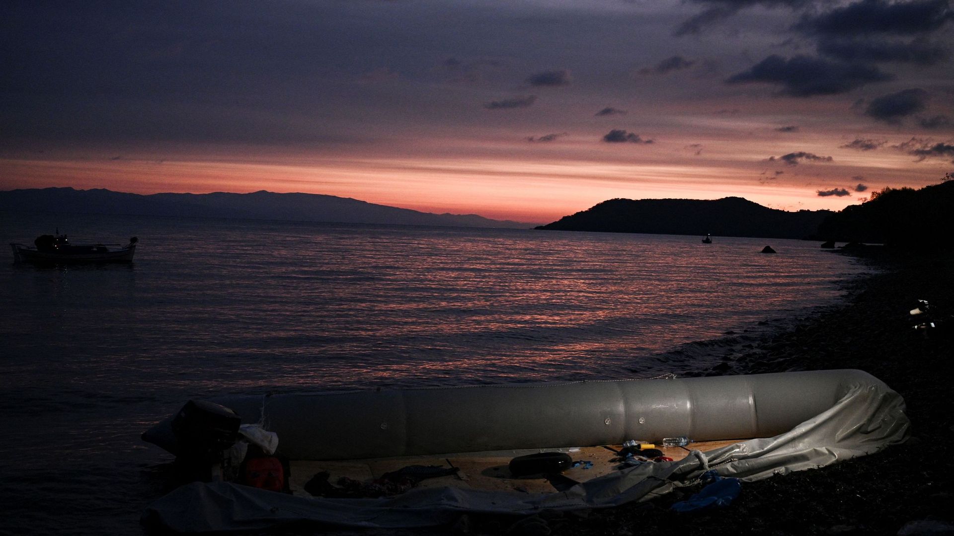 Image d'archives : Cette photo montre un canot pneumatique près de Skala Sykamineas sur l'île grecque de Lesbos utilisé par les migrants pour traverser la mer Égée entre la Turquie et la Grèce, le 1er mars 2020.