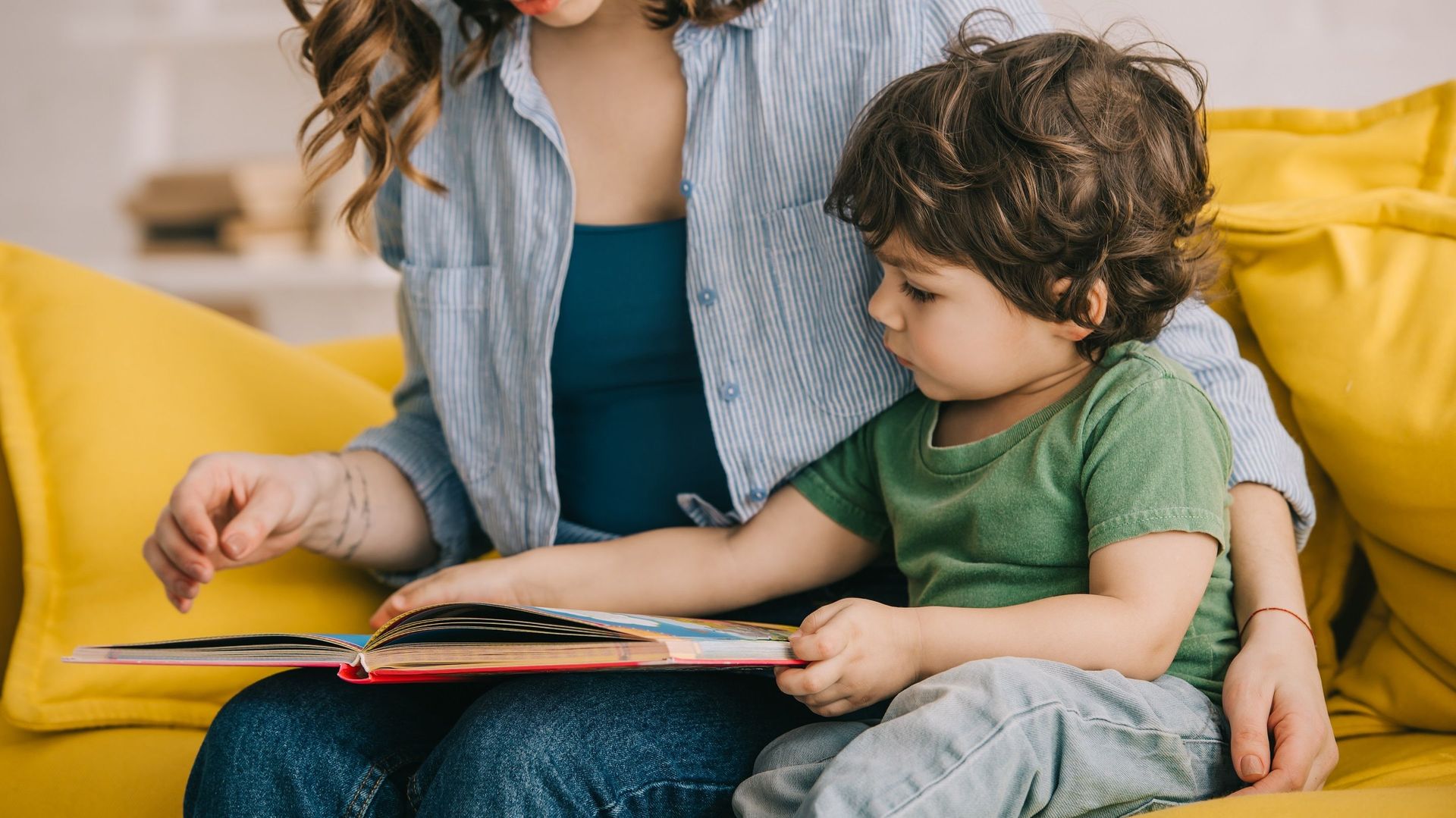 Un Britannique sur dix déclare être trop angoissé par la conjoncture actuelle pour faire la lecture à ses enfants.