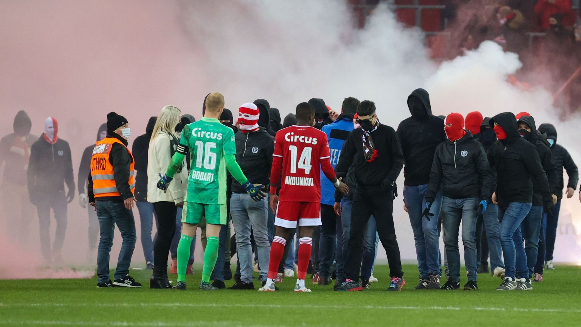 Certains "supporters" liégeois ont interrompu la rencontre face à Charleroi.