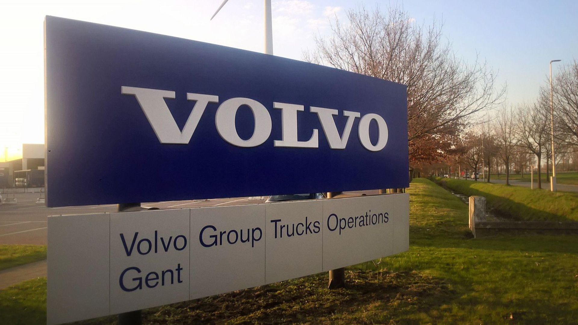 Faute de composants, Volvo Trucks à Gand suspend à son tour sa production