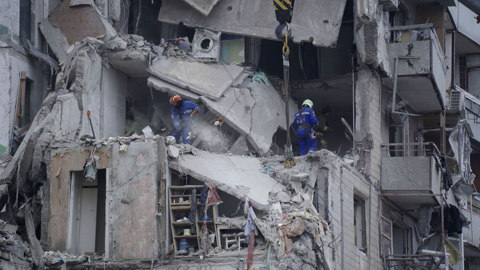 Des sauveteurs travaillent sur un bâtiment résidentiel détruit après un tir de missile, à Dnipro, le 16 janvier 2023,