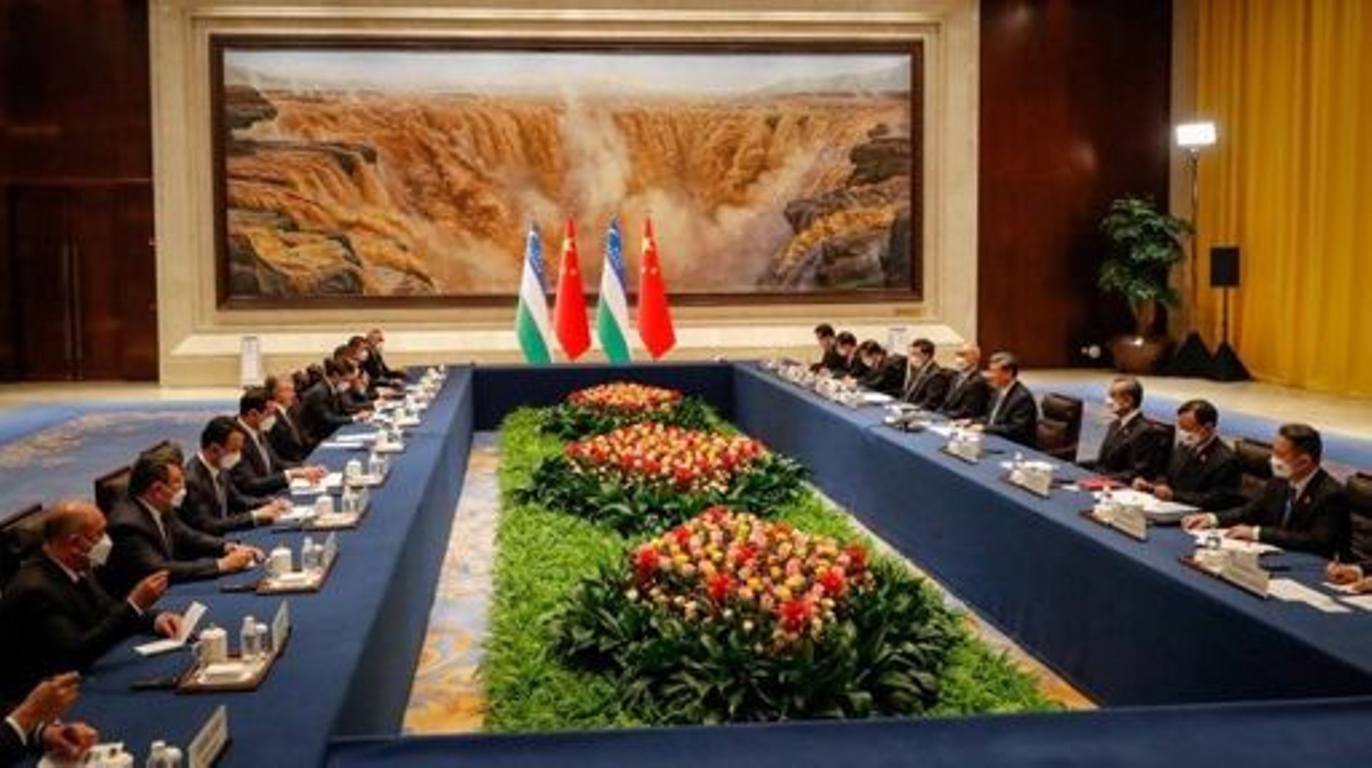 Chinese President Xi Jinping (center-R) speaks to Uzbekistan President Shavkat Mirziyoyev during a bilateral meeting on the sidelines of the China-Central Asia Summit in Xian, Shaanxi province on May 18, 2023.   Mark CRISTINO / POOL / AFP
