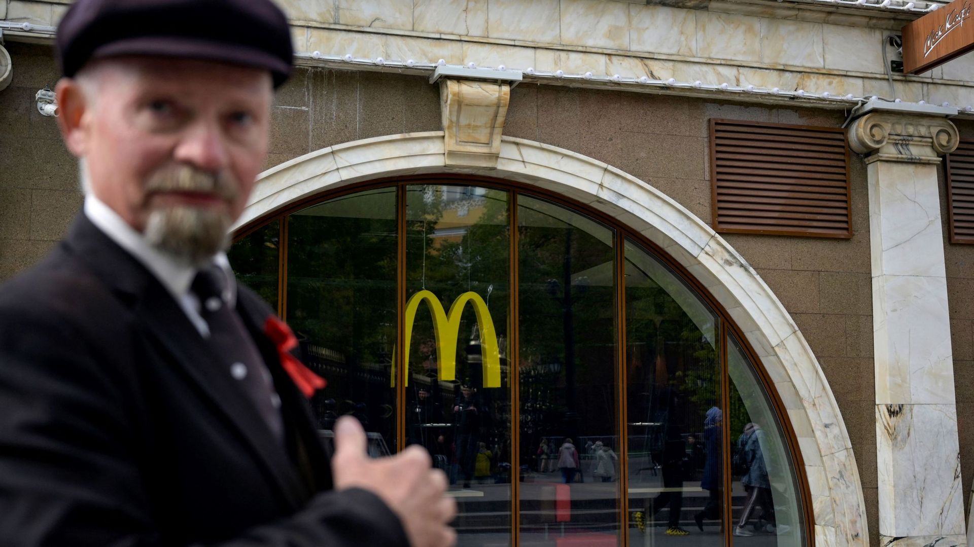 Un sosie de Lénine pose devant un restaurant McDonald’s fermé à Moscou.