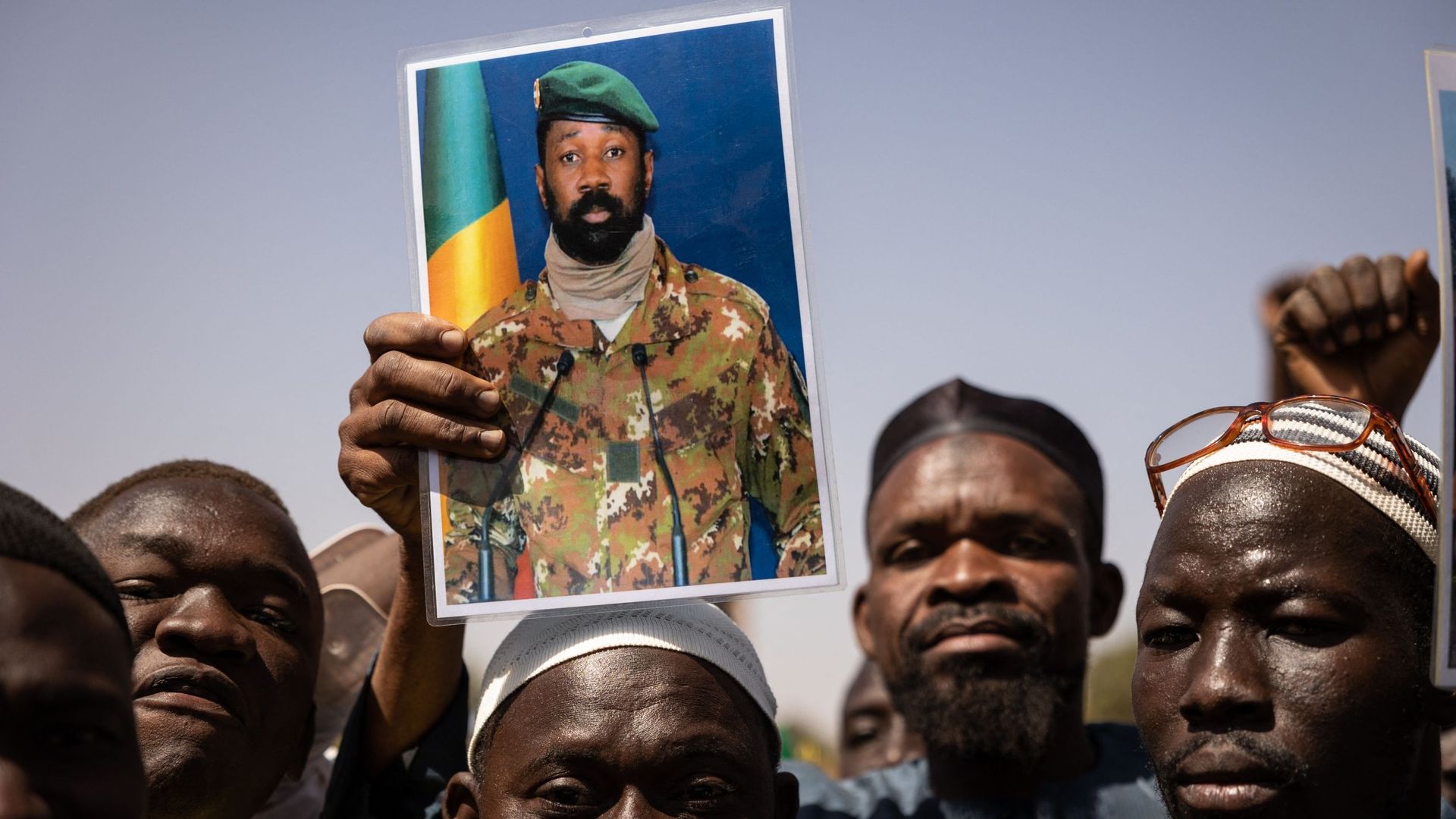 Des manifestants se rassemblent à Ouagadougou, le 25 janvier 2022, en soutien à l'armée malienne et au président de transition, le colonel Aissimi Goita.