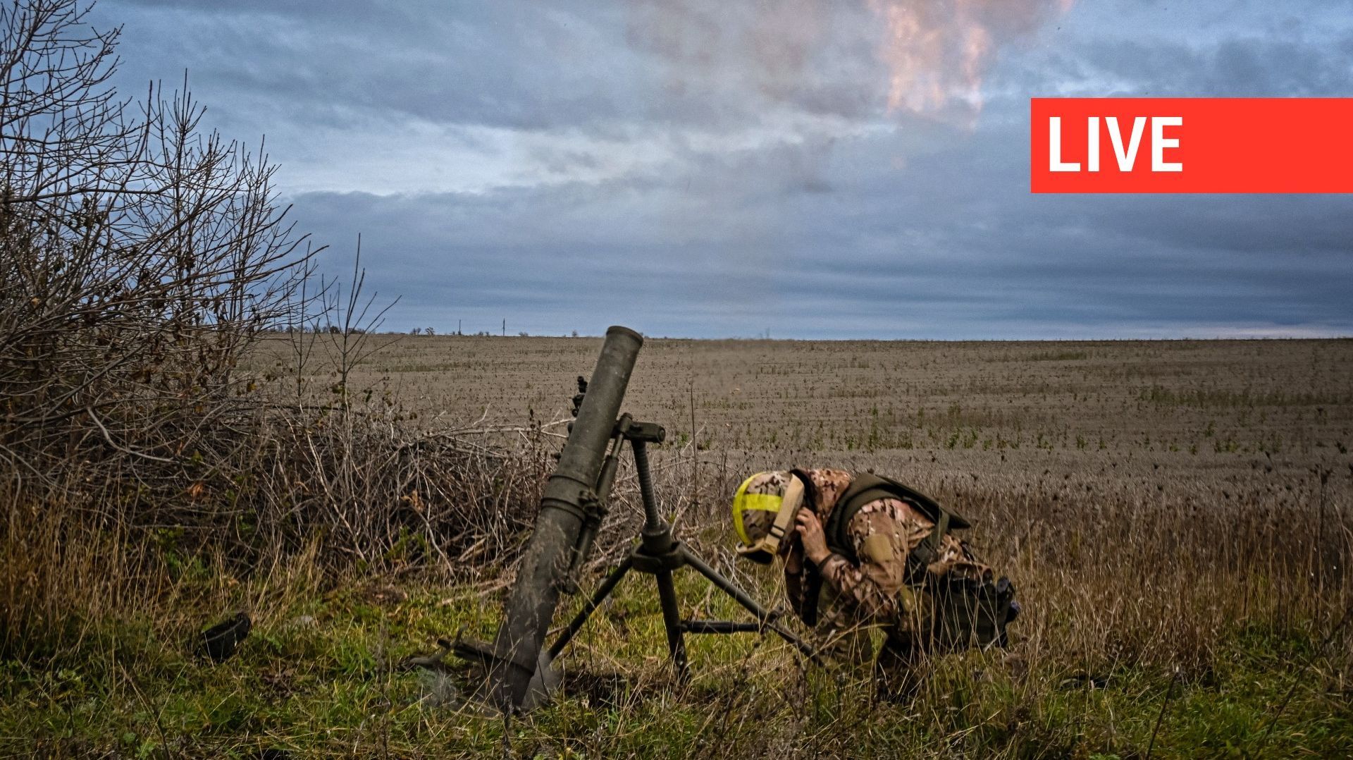 Un membre de la Garde nationale ukrainienne tire avec un lanceur de mortier sur une position le long de la ligne de front dans la région de Kharkiv, le 25 octobre 2022.