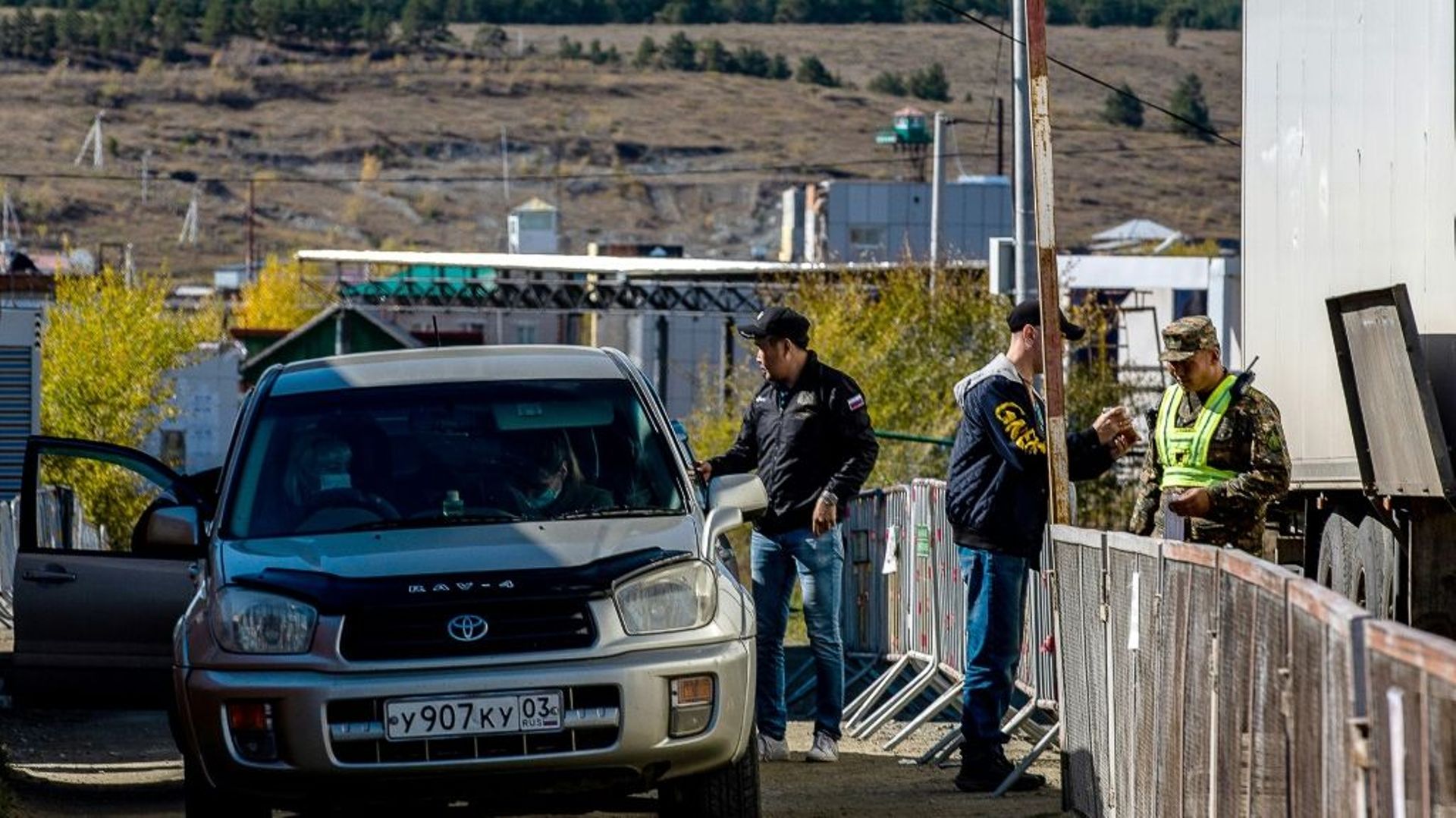 Un garde-frontière mongol inspecte un véhicule russe au point de contrôle frontalier mongol d'Altanbulag, le 25 septembre 2022, après que le Kremlin a annoncé une mobilisation partielle pour la guerre en Ukraine.