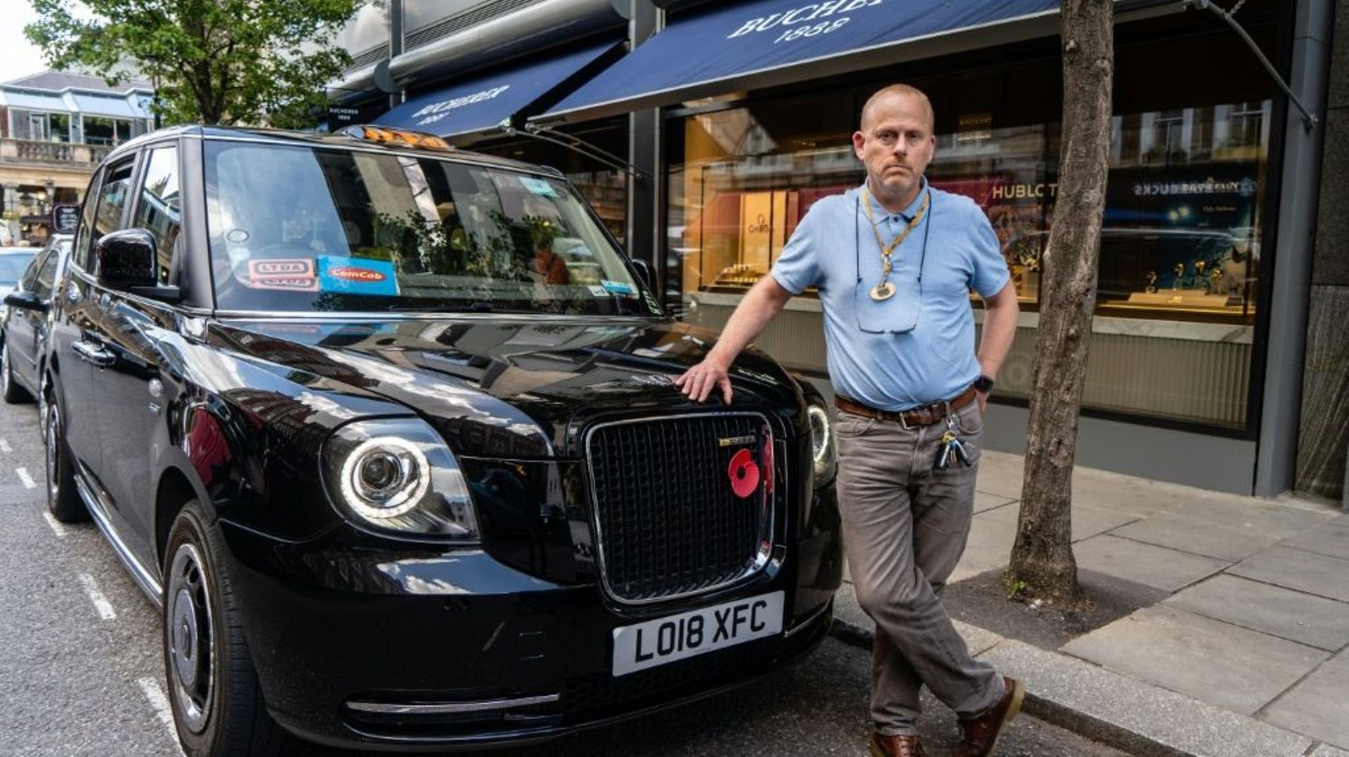 Le chauffeur Barry Ivens devant son taxi, le 27 mai 2021 à Londres