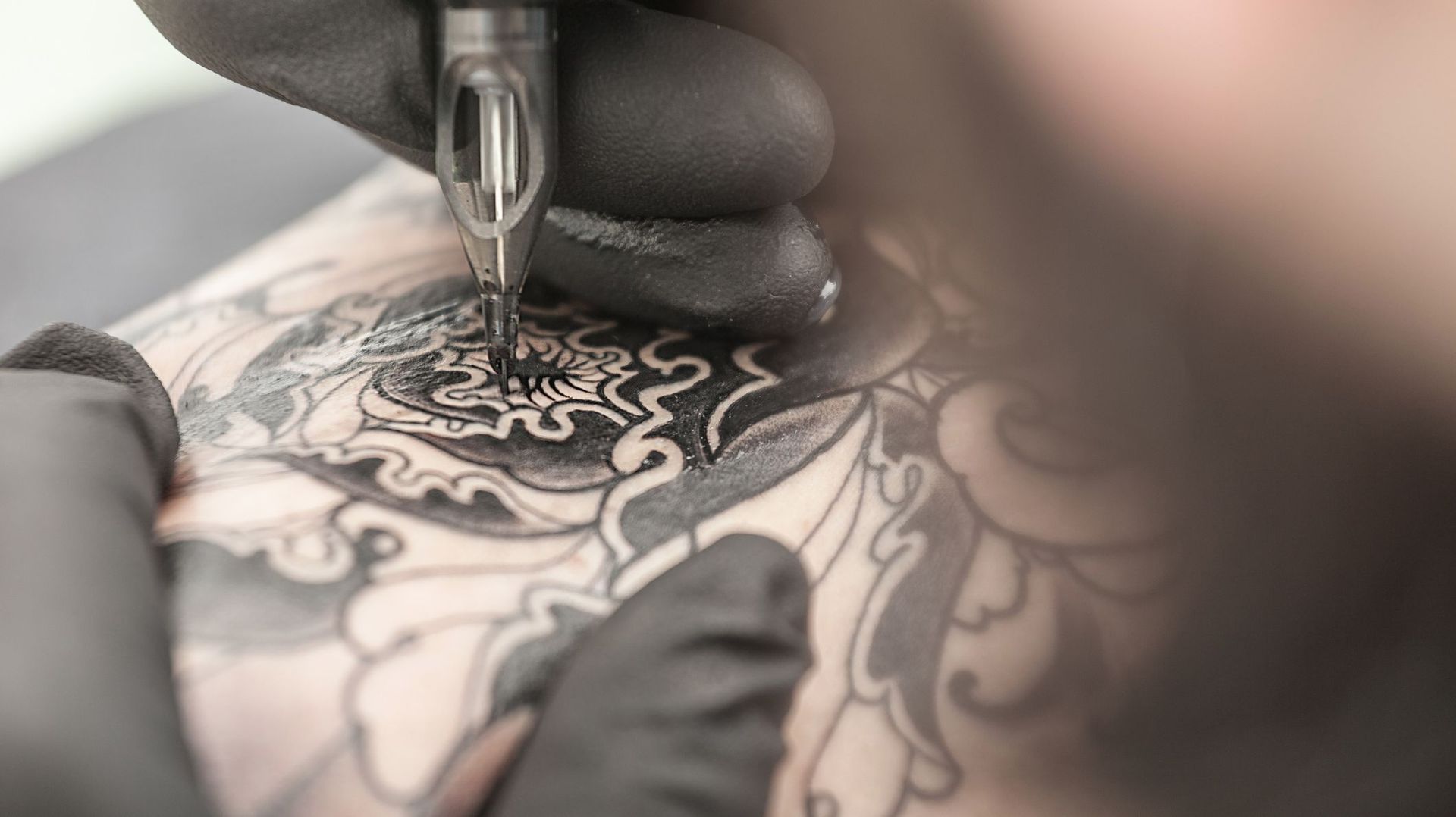 Des scientifiques ont développé des tatouages « intelligents » qui reposent sur la technologie OLED.