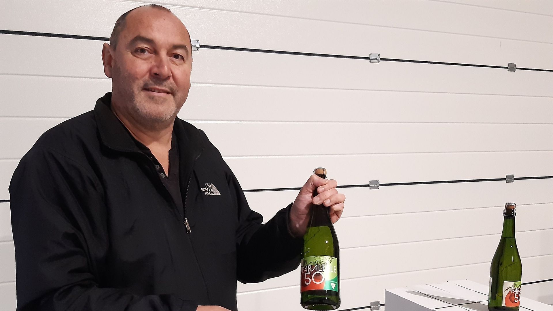 Michel Schoonbroodt, le Directeur de la Coopérative Vin du Pays de Herve, heureux de présenter son nouveau cidre "Parallèle 50" fait de pommes et raisins.