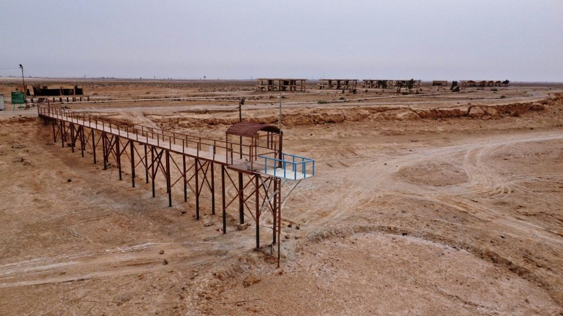 Une vue aérienne montre le lac Sawa complètement asséché par des années de sécheresse dans la province de Muthana, dans le sud de l'Irak, le 19 avril 2022