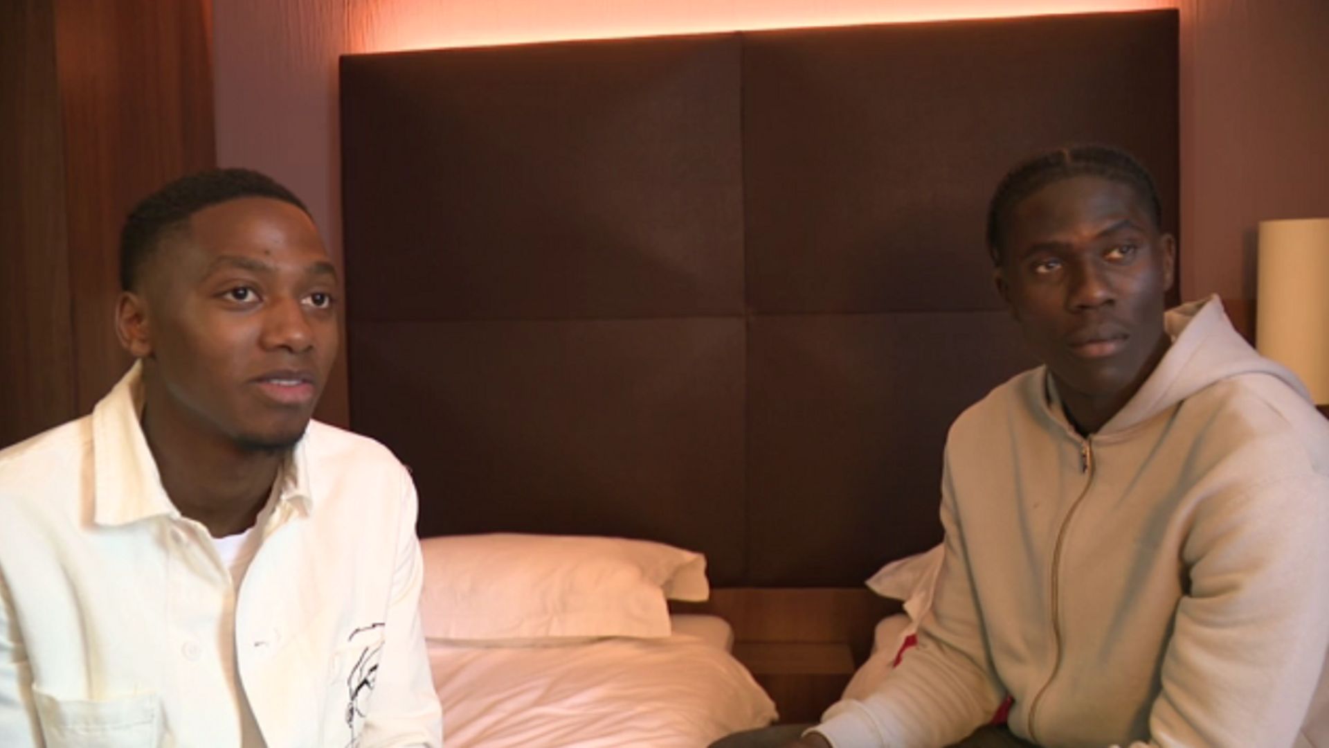 Michel-Ange Balikwisha et Amadou Onana dans leur chambre au centre national de Tubize, avant le choc face au Danemark