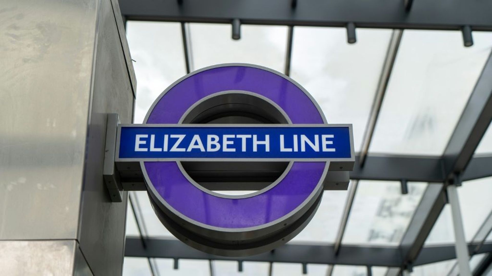 Signalétique de la ligne de métro Elizabeth line, baptisée d'après la reine Elizabeth II. Photo prise à Paddington Station à Londres le 13 mars 2022