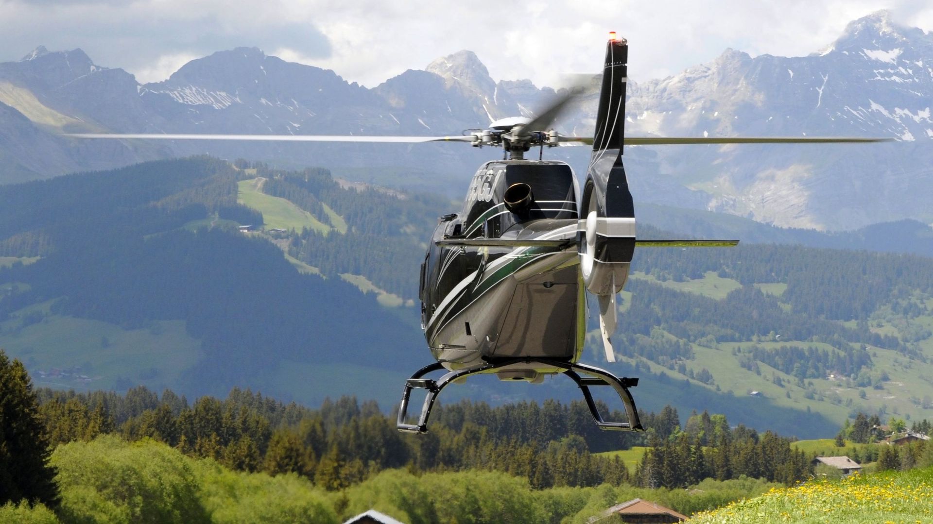 France : un hélicoptère avec six personnes à bord se crashe en Savoie