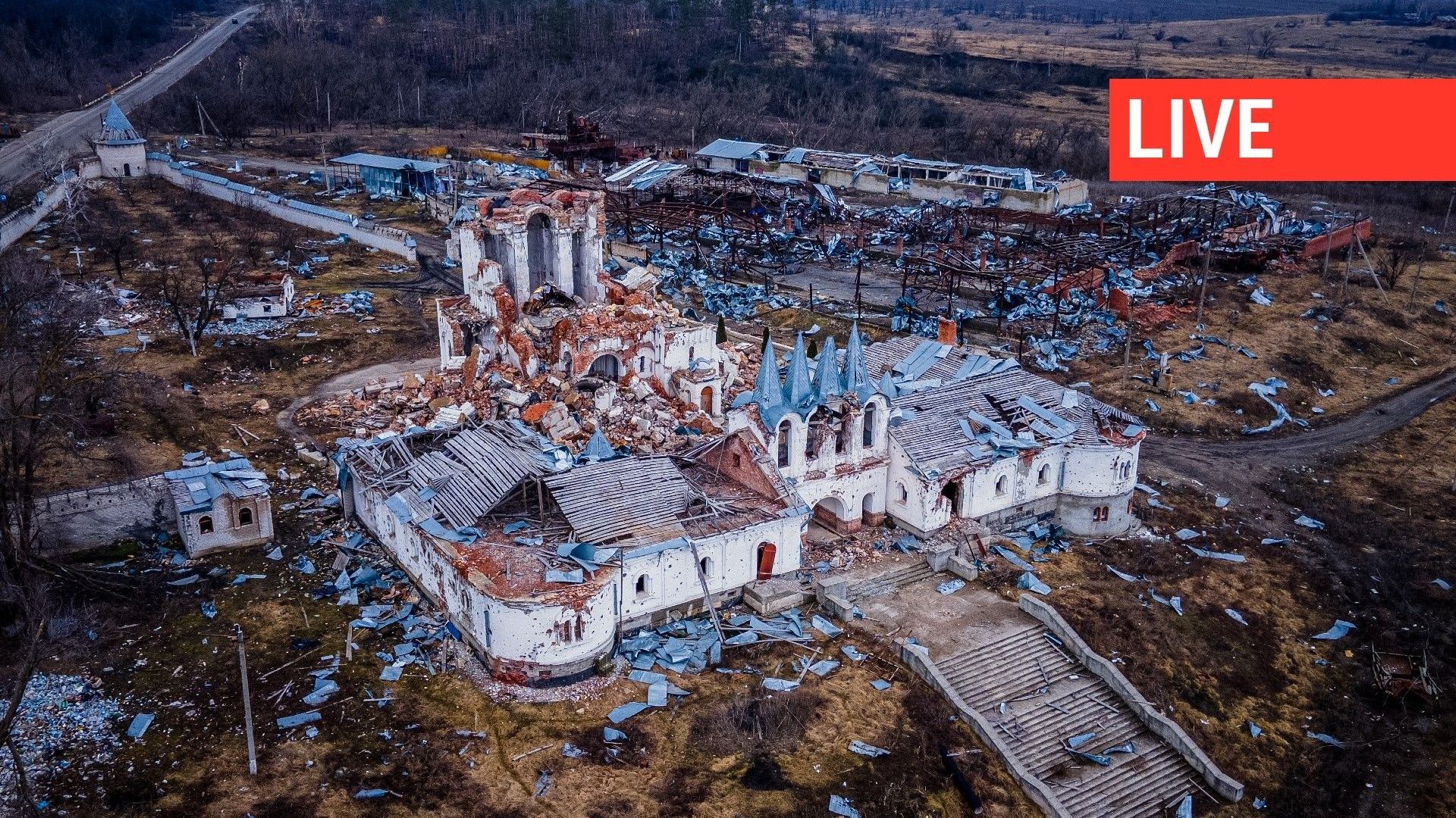 Cette photographie aérienne prise le 10 mars 2023 montre le Svyato-Heorhiyivsʹkyy Skyt détruit lors des combats de l'été et de l'automne 2022, dans le village de Dolyna, dans la région de Donetsk.