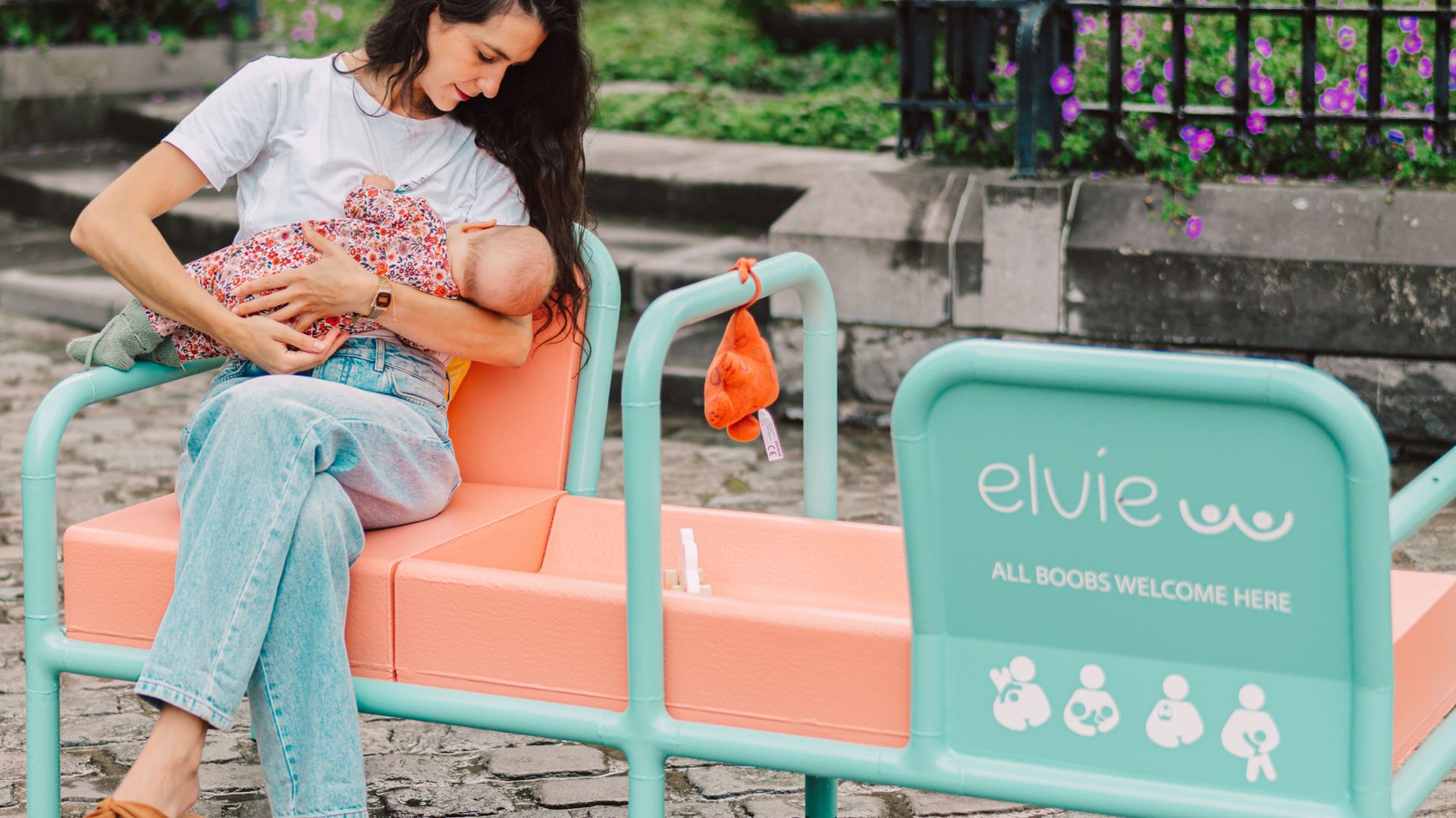Durant tout le mois d’août, un banc spécialement conçu pour allaiter ou tirer son lait sera installé dans la ville de Courtrai, en Belgique. Une initiative de la société Elvie, qui vise à briser les tabous autour de l’allaitement en public.