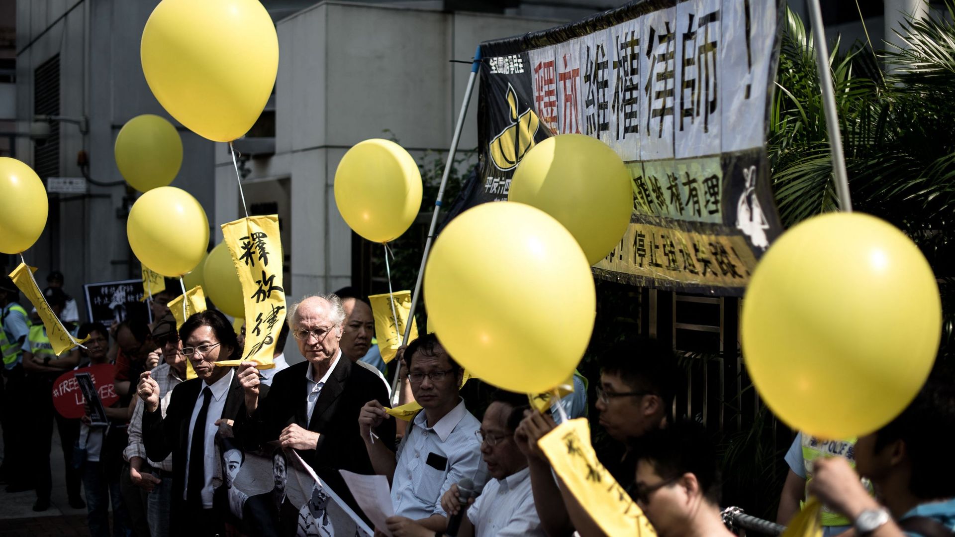 Des avocats et des militants de Hong Kong tenant des ballons jaunes demandent la libération des avocats emprisonnés en Chine continentale, lors d'une manifestation devant le bureau de liaison de la Chine à Hong Kong le 9 octobre 2015