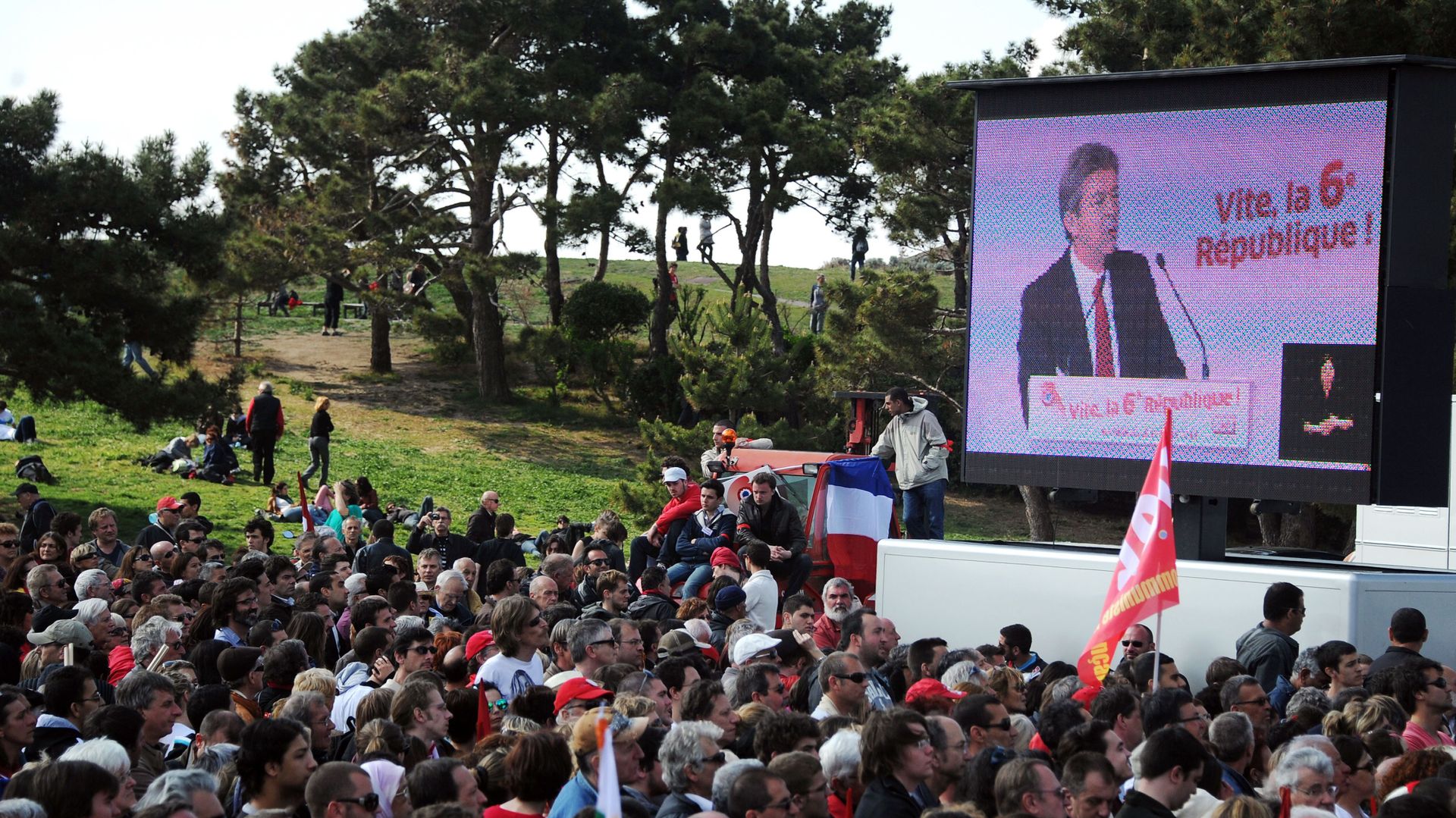 Jean-Luc Mélenchon veut "expédier à terre" le pouvoir de Nicolas Sarkozy