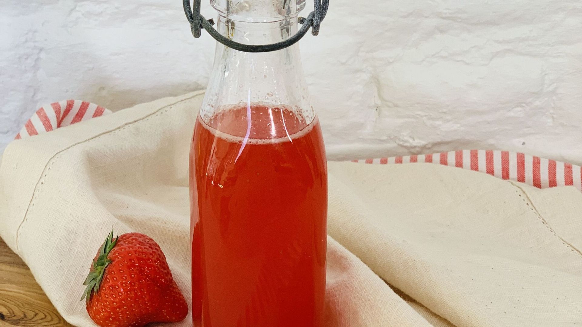 La Cuisine de Leslie - Sirop de queues de fraises - RTBF Actus