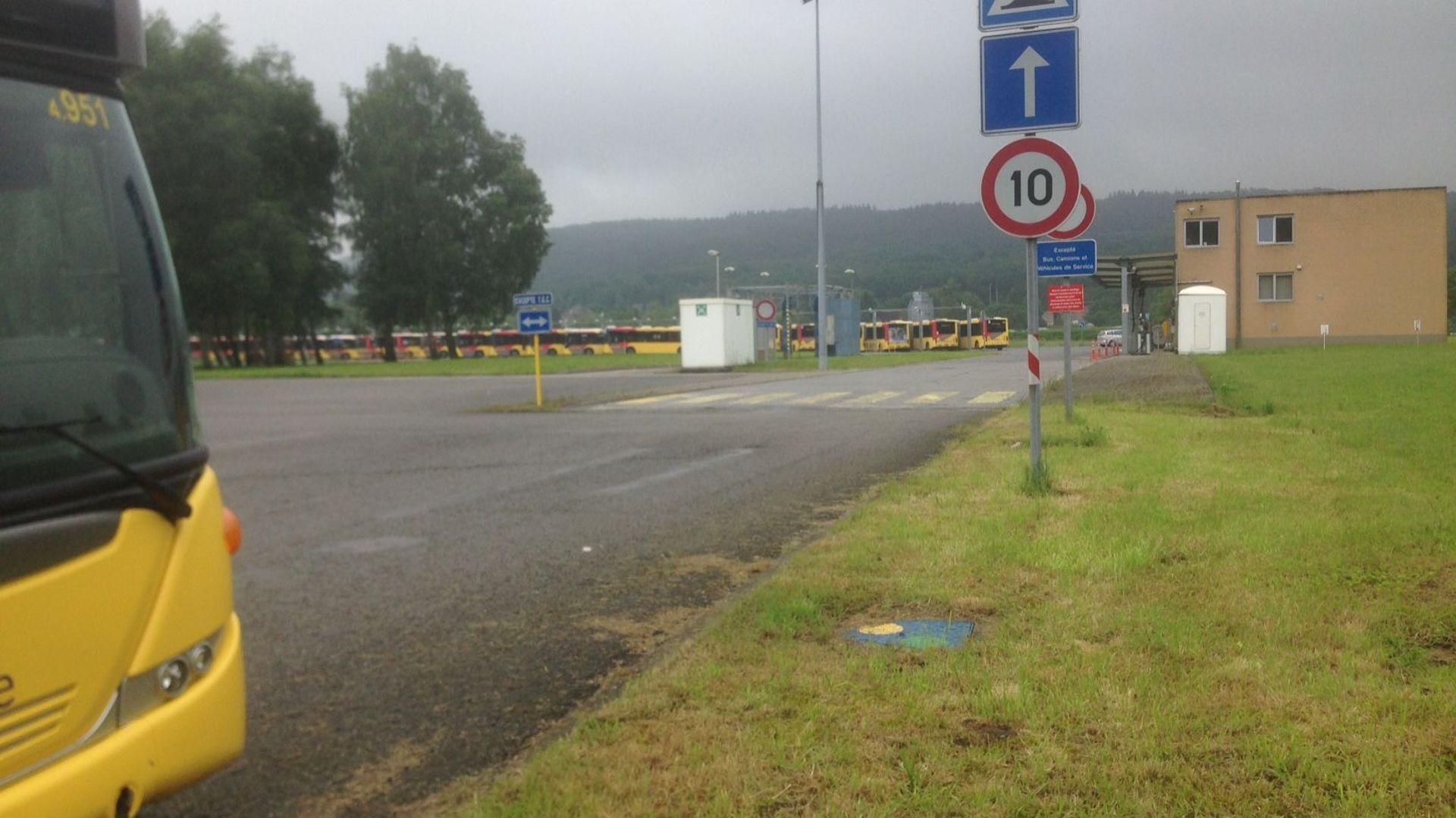 Le dépôt TEC de Malonne (Namur) était complètement paralysé ce mercredi après-midi par deux bus qui bloquaient le site.
