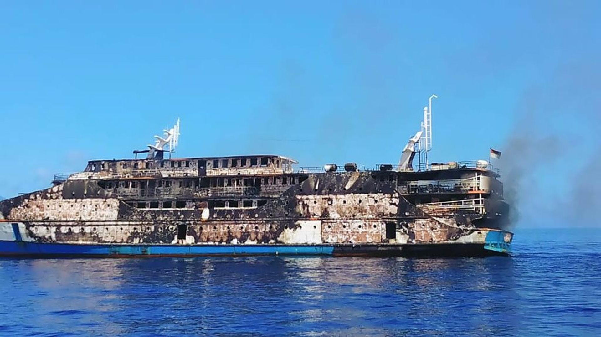Les flammes s'élèvent du KM Karya Indah à bord duquel un incendie s'est déclaré alors qu'il faisait route vers Sanana en Indonésie le 29 mai 2021