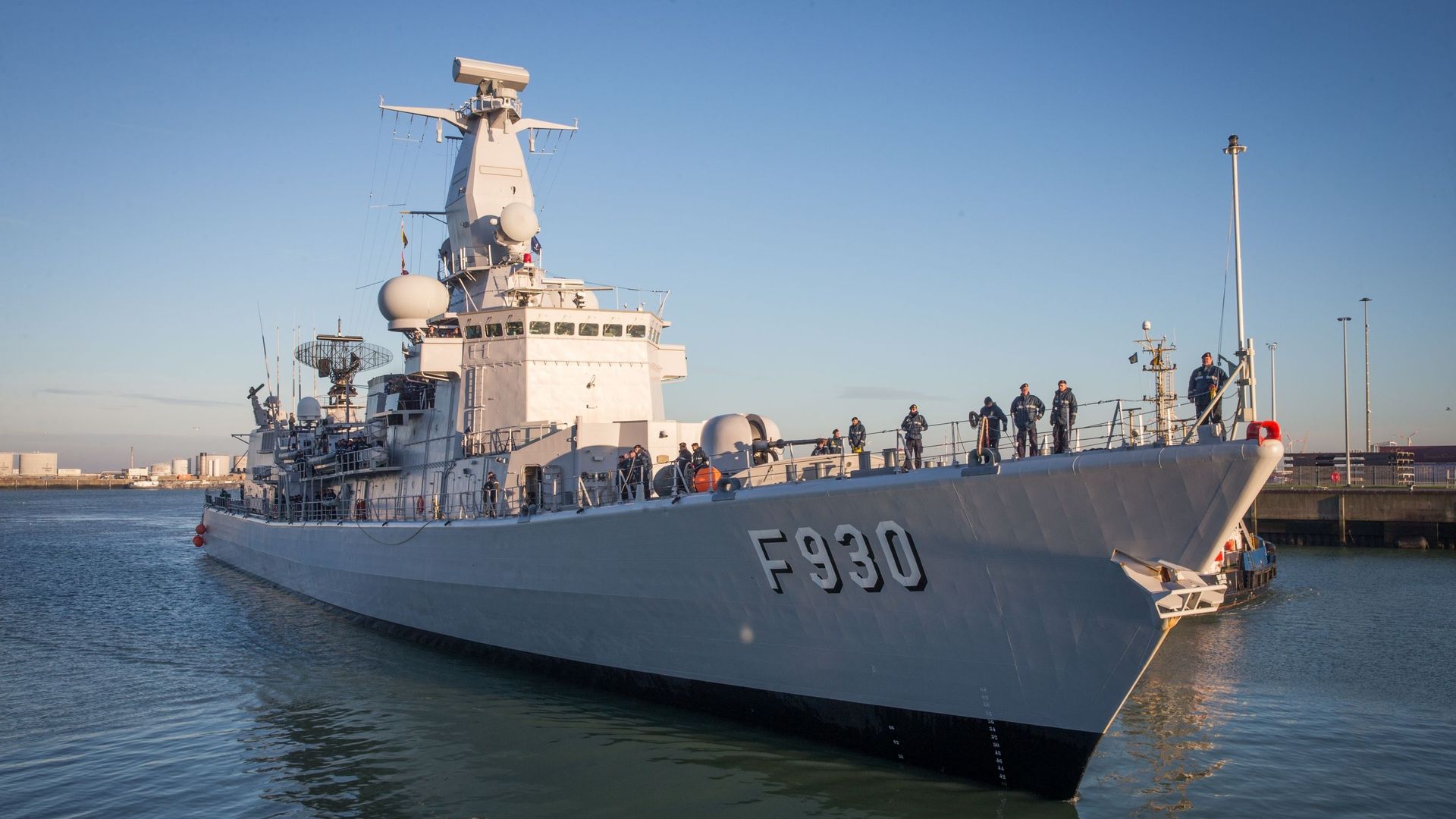 La frégate Leopold 1 traque les passeurs au large de la Sicile - RTBF Actus