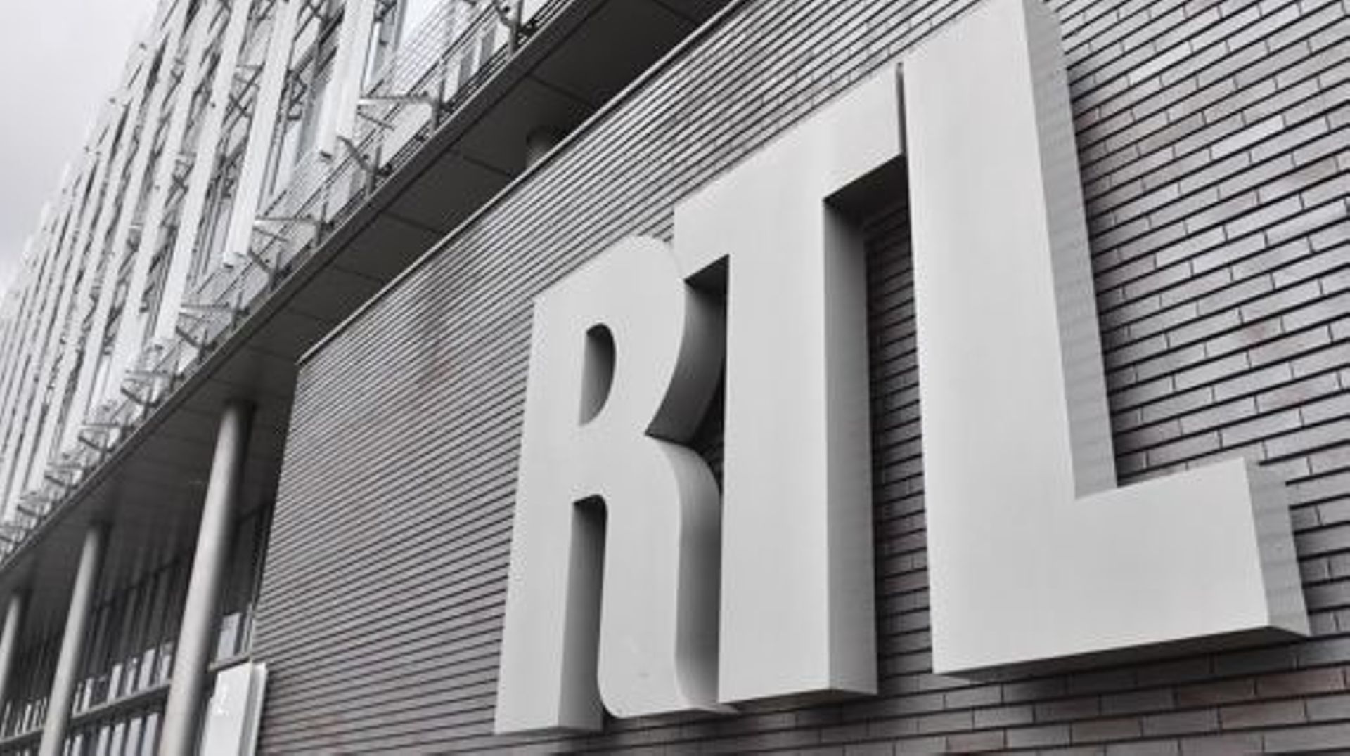 The RTL logo pictured at the headquarters of the RTL Belgium media group in Brussels, where 105 jobs are cut, Thursday 14 September 2017. BELGA PHOTO DIRK WAEM