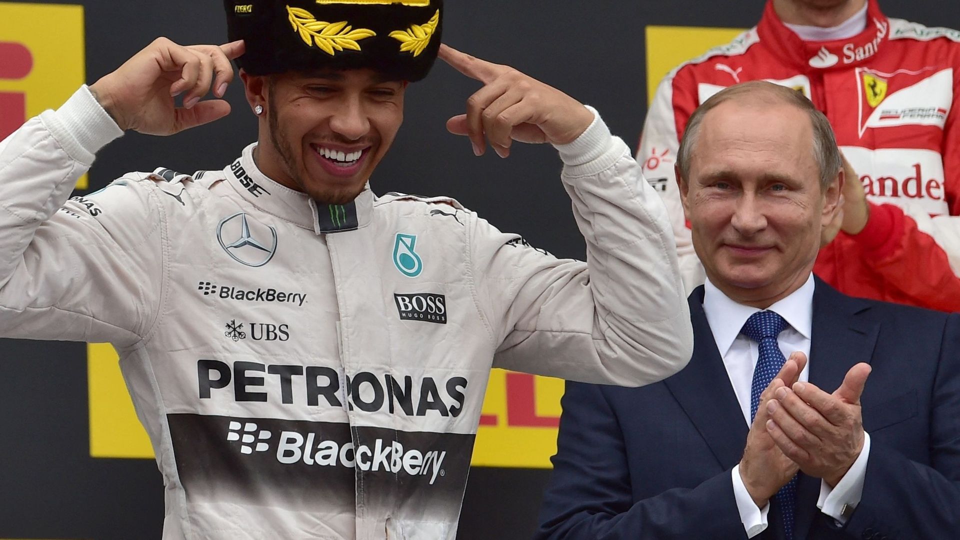 Lewis Hamilton et Vladimir Poutine sur le podium du Grand Prix de Russie en 2015