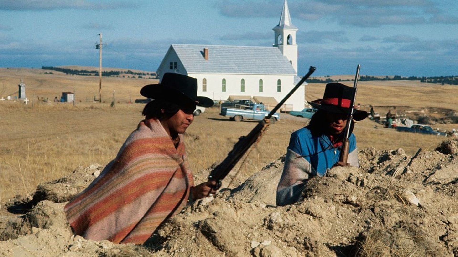 Deux Sioux Oglalas sont gardent Wounded Knee, 7 mars 1973.