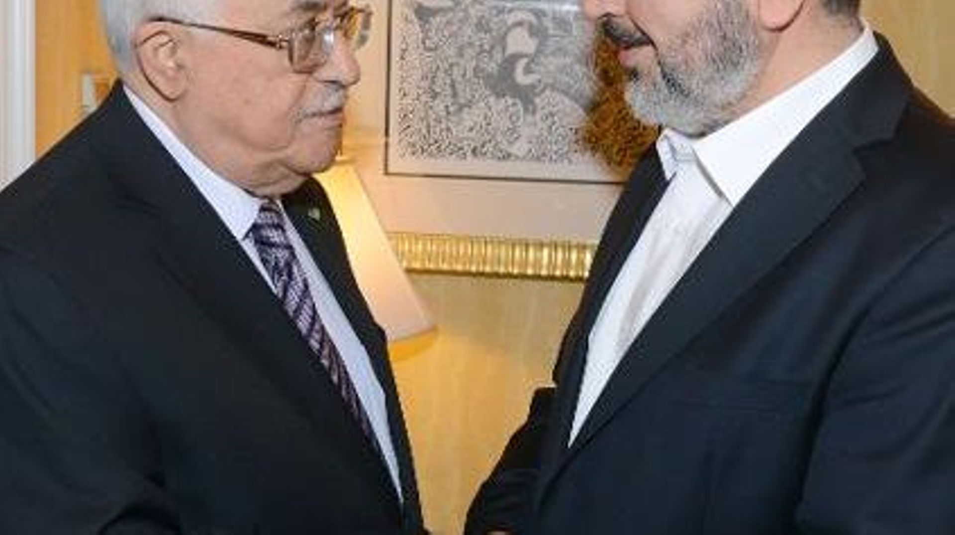 Une image fournie par le bureau de presse palestinien (PPO) montre le président palestinien Mahmoud Abbas (g) ave cle chef du Hamas, Khaled Meshaal le 5 mai 2014 à Doha, au Qatar 