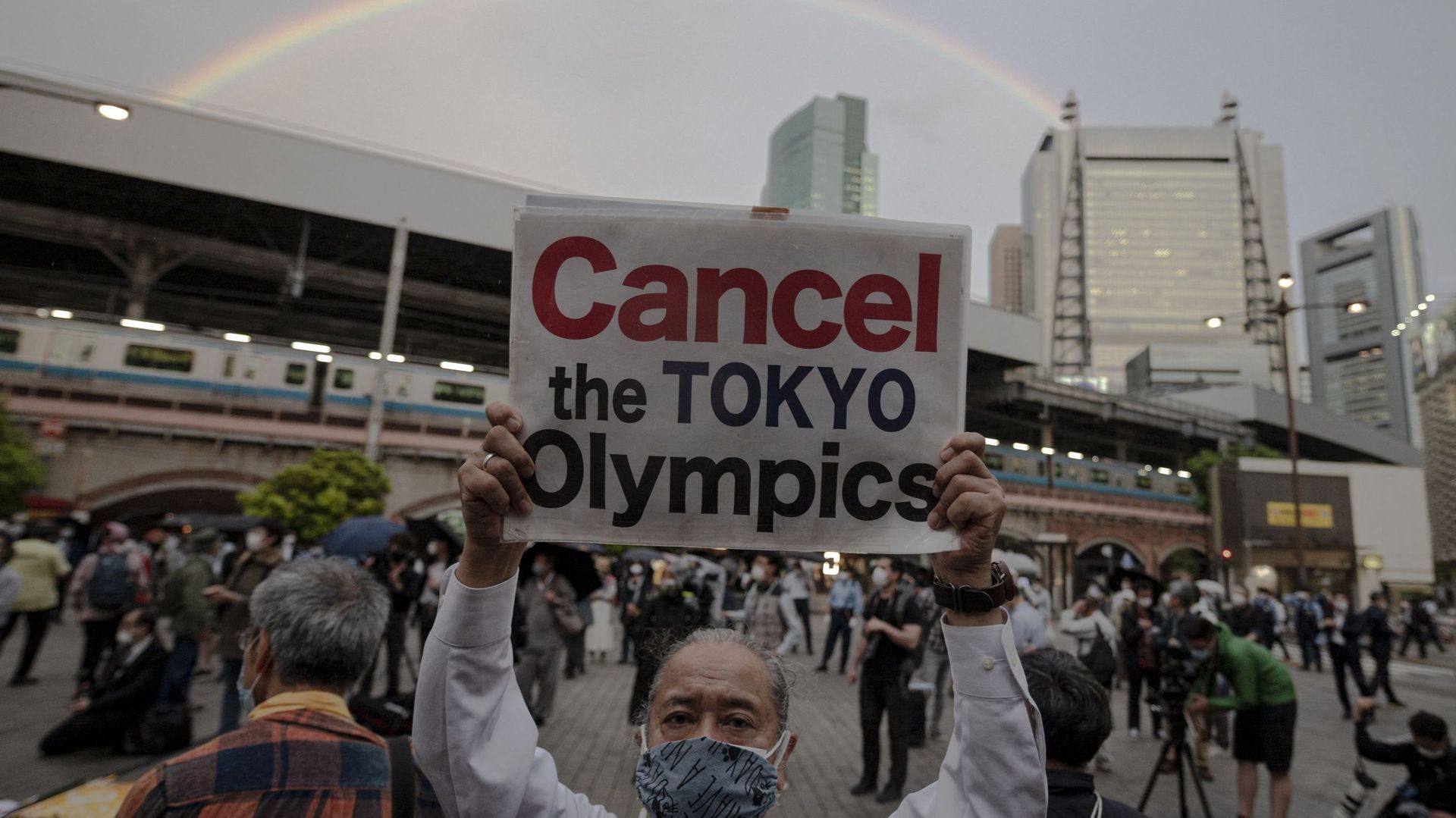 Au Japon, la population gronde par rapport à la tenue des Jeux Olympiques. Une association de médecins prône l’annulation et près de 60% de la population est désormais contre l’organisation de ces JO à Tokyo.