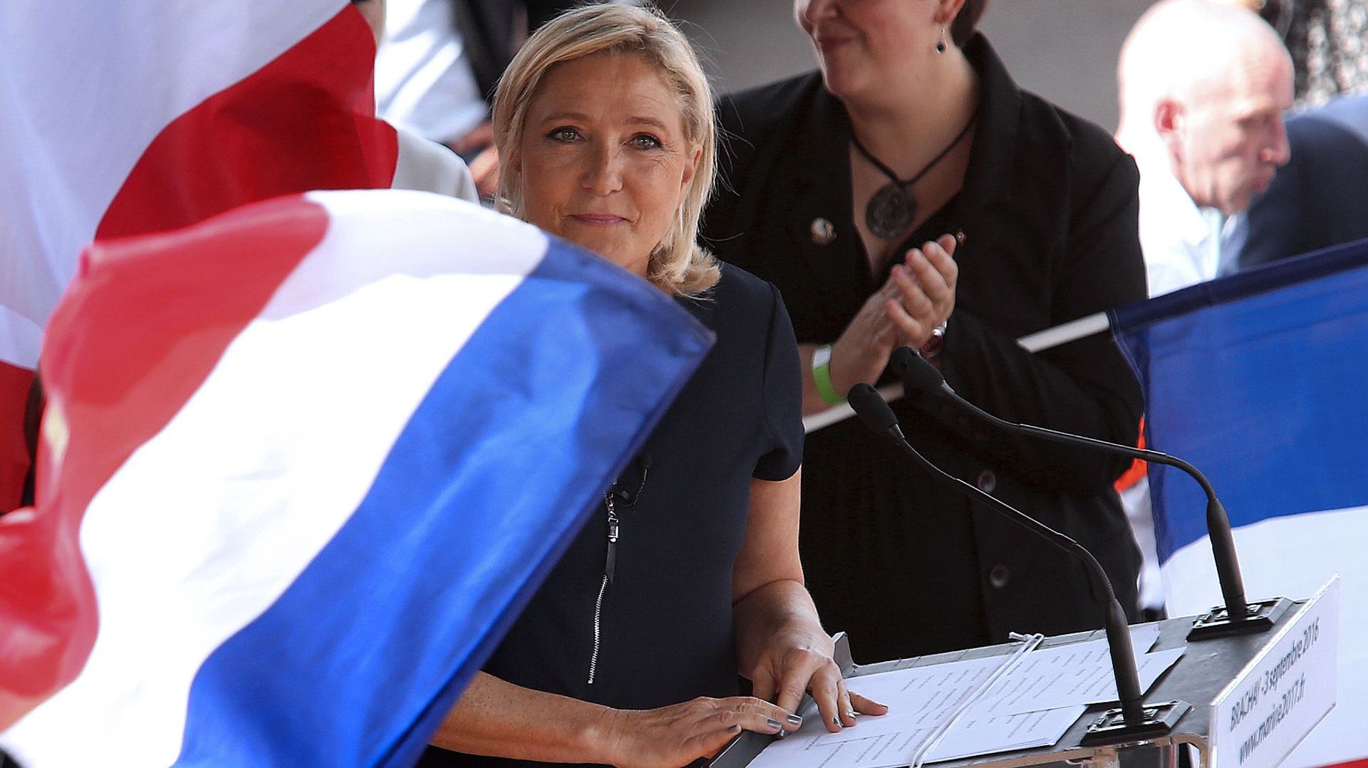 France: Marine Le Pen Veut Un Référendum Sur L'UE Si Elle Est élue ...