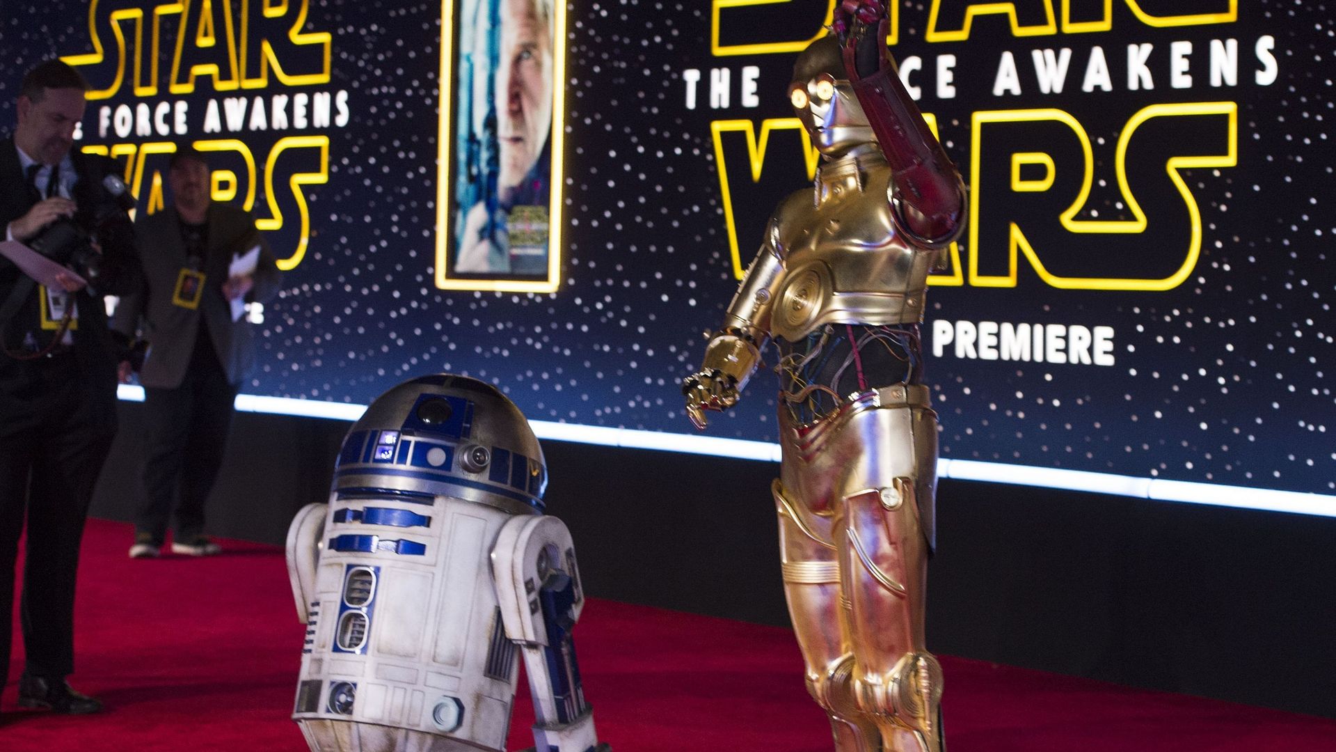 Les droïdes R2-D2 and C-3PO pour la première de "Star Wars : Le réveil de la force", à Hollywood
