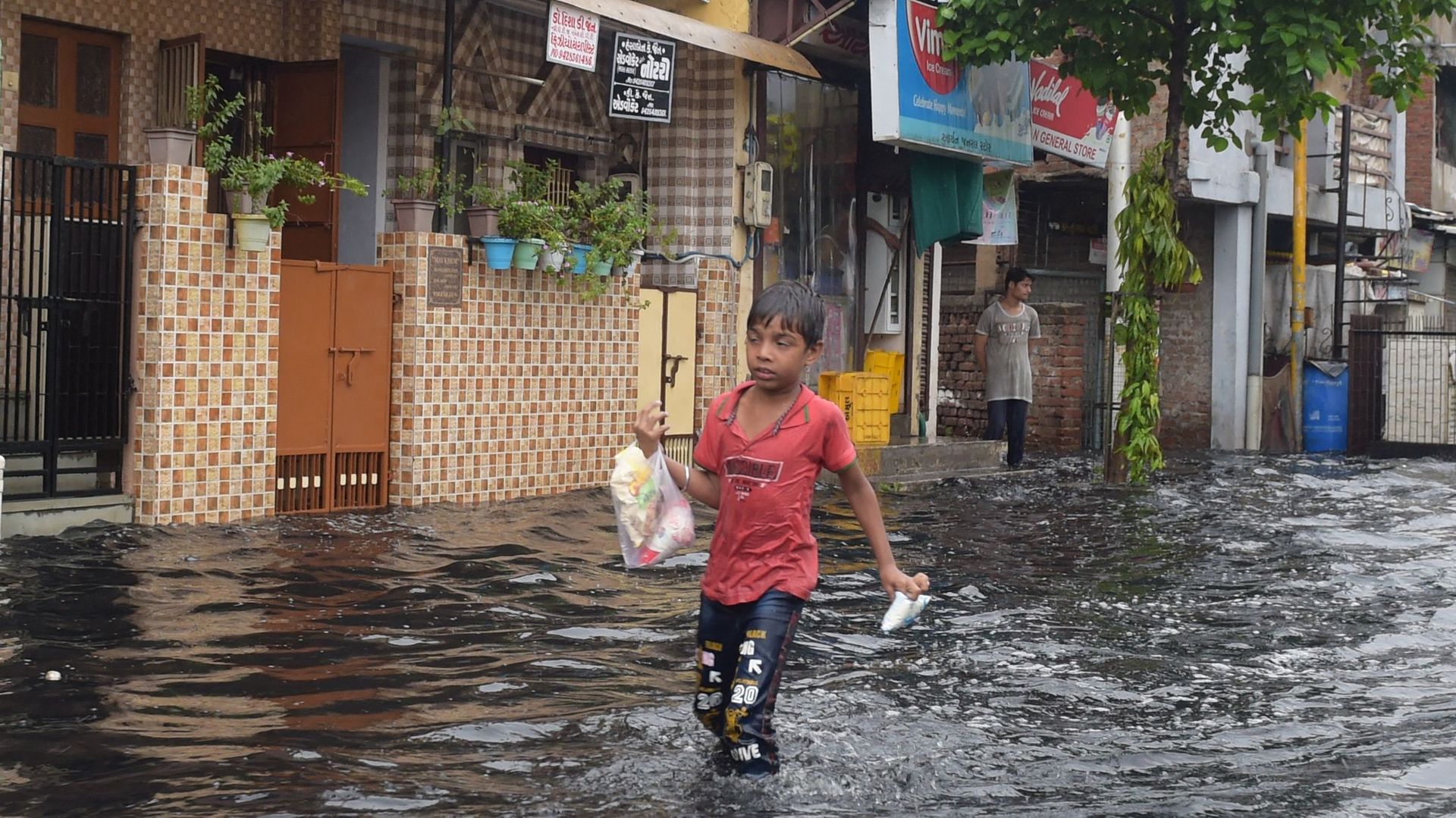Une rue inondée à Ahmedabad