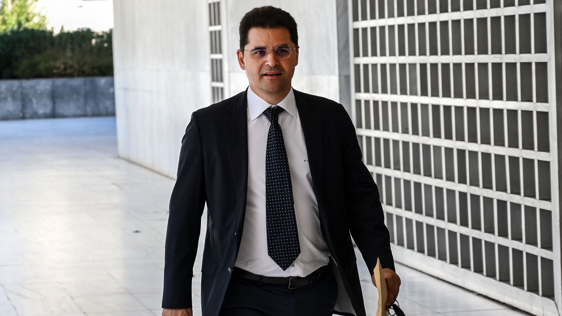 Le journaliste grec Thanasis Koukakis, qui a intenté une action en justice après avoir affirmé avoir été espionné par les services de renseignement de l'État à l'aide du logiciel espion Predator, arrive à la Cour suprême d'Athènes, le 16 août 2022.