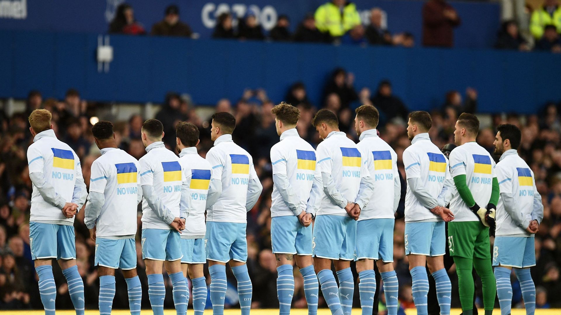 Lors du match entre Everton et Manchester City, tout le stade a apporté son soutien via des applaudissements et drapeaux Ukrainiens ainsi que des messages dénonçant la guerre sur les vestes des joueurs.