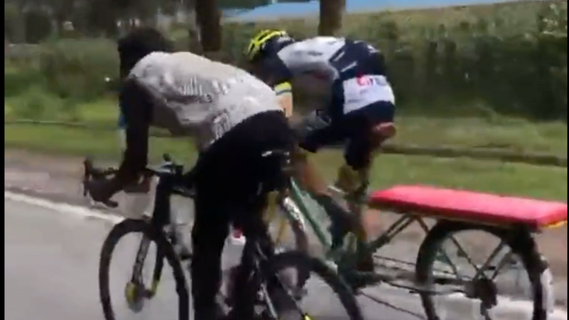 Insolite : Rein Taaramae échange son vélo avec un habitant rwandais et le course