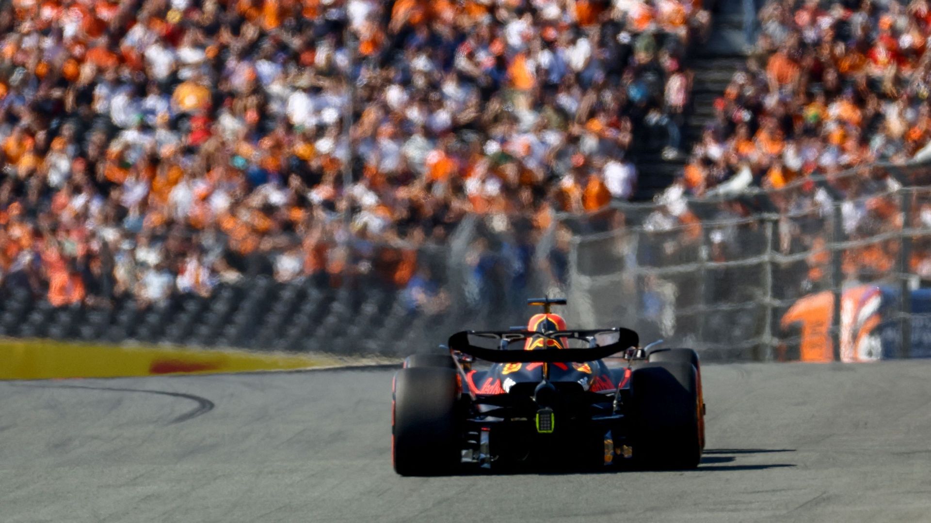 Max Verstappen vise la victoire à domicile.