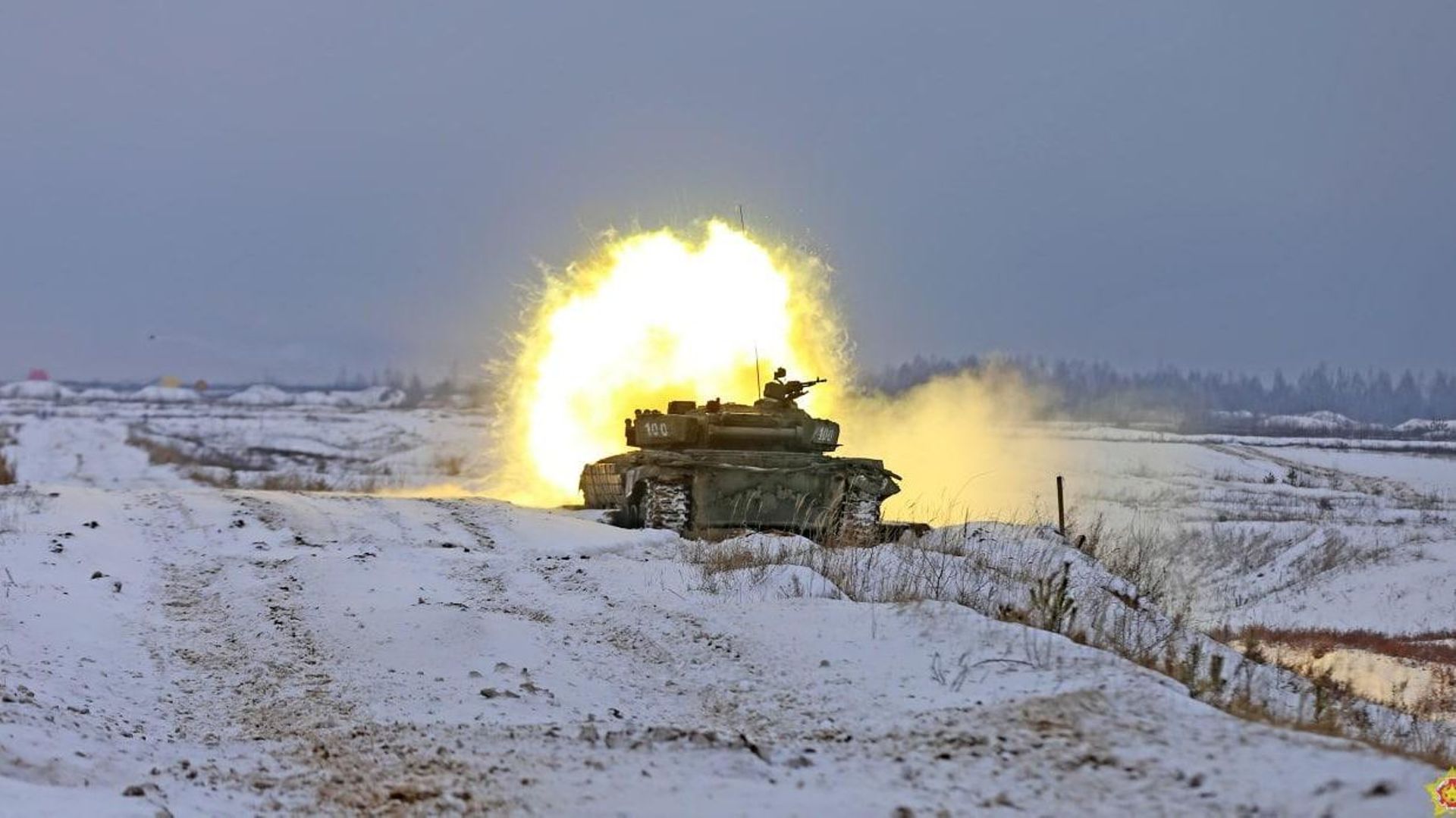 Un char biélorusse tire lors des derniers préparatifs avant les manœuvres militaires communes avec la Russie, qui ont débuté le 10 février en Biélorussie.